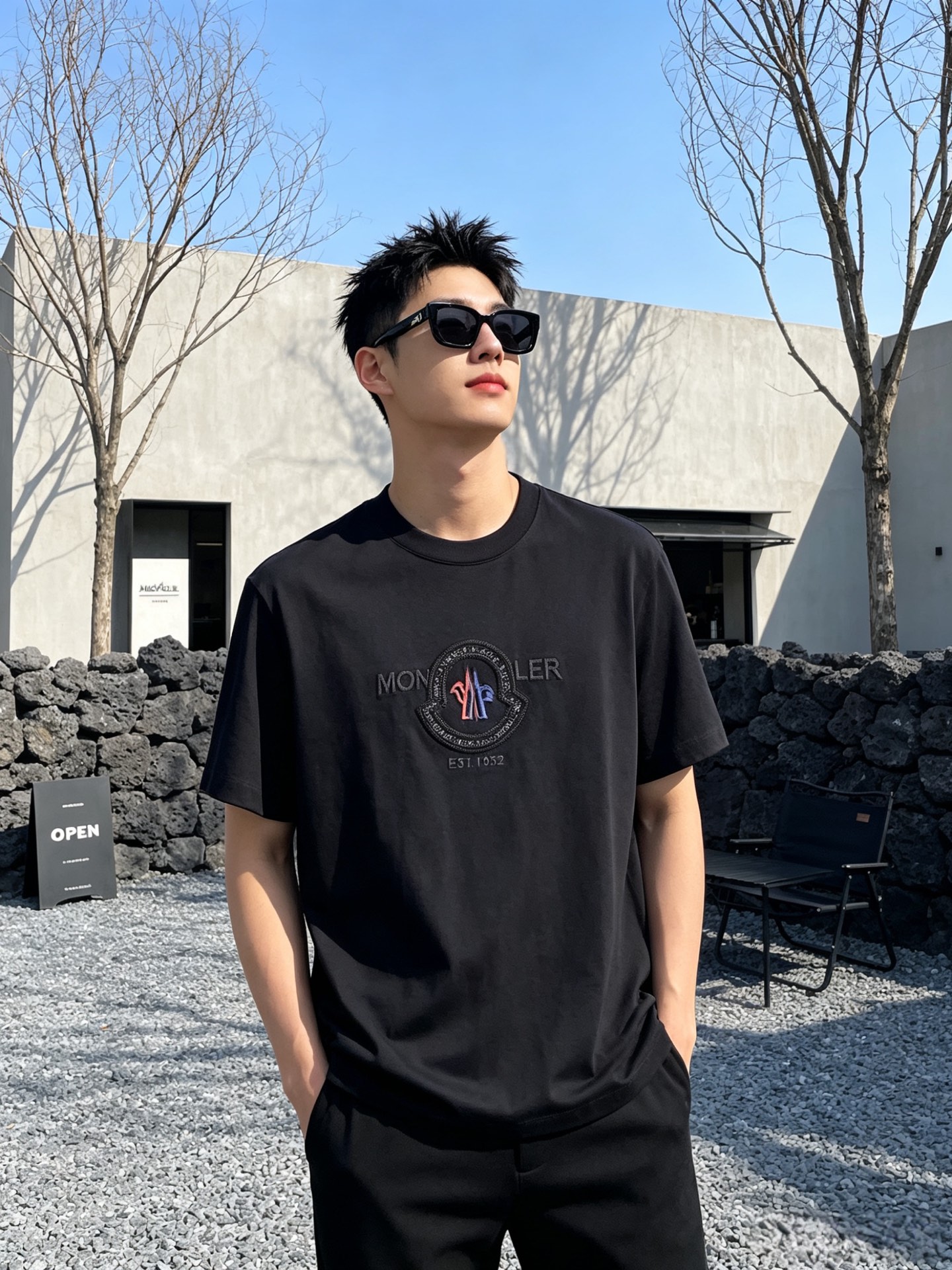 NO:834313,Meng Mouth 2026 spring and summer new style debut counter latest short-sleeved round neck T-shirt, high-end customization, avant-garde and fashionable design!  The brand logo is designed with heavy craftsmanship. High-end customized cotton fabric. Soft to the touch. Comfortable to wear. Exquisite stitching at the counter level. Fine workmanship. The upper body effect is incomparably handsome!  A must-have for men and women, color black, white, size M to 3XL, Moncler, T-shirt, tees, t-shirt,19860909蒙口 2026春夏新款首发专柜最新款短袖圆领T恤 高端订制 设计前卫时尚！品牌logo重工艺设计 高端定制棉面料.手感柔软.穿着舒适.专柜级别精致车线.做工精细.上身效果无敌帅气！男女必备款 颜色黑色 白色 码数M一3XL,,Moncler,T-shirt,tees，t-shirt,,Men's clothing