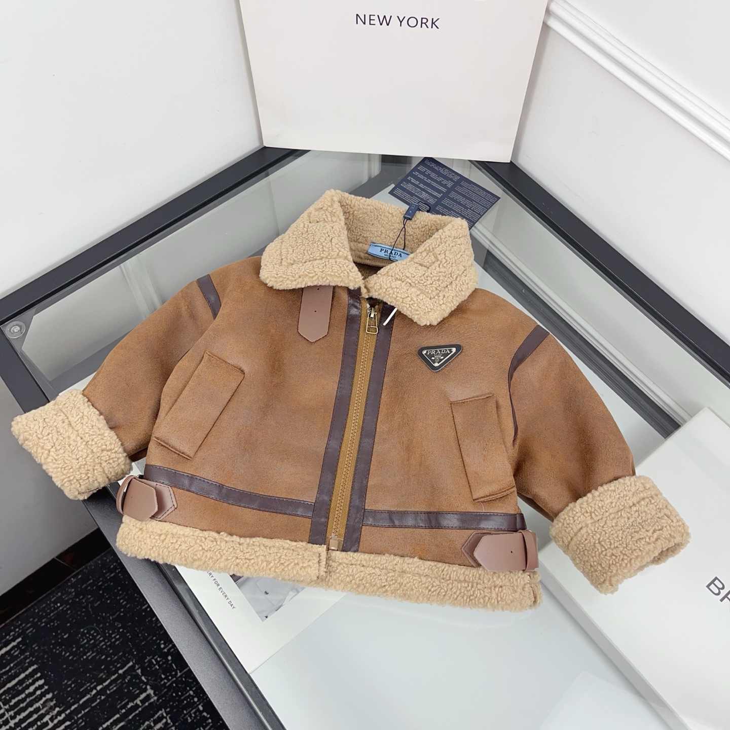 Precio: precio de agente @119 Tallas: 90-170 Nuevo 🆕 🧸 Chaqueta forrada de piel de oveja de Prada, el ambiente de oto…