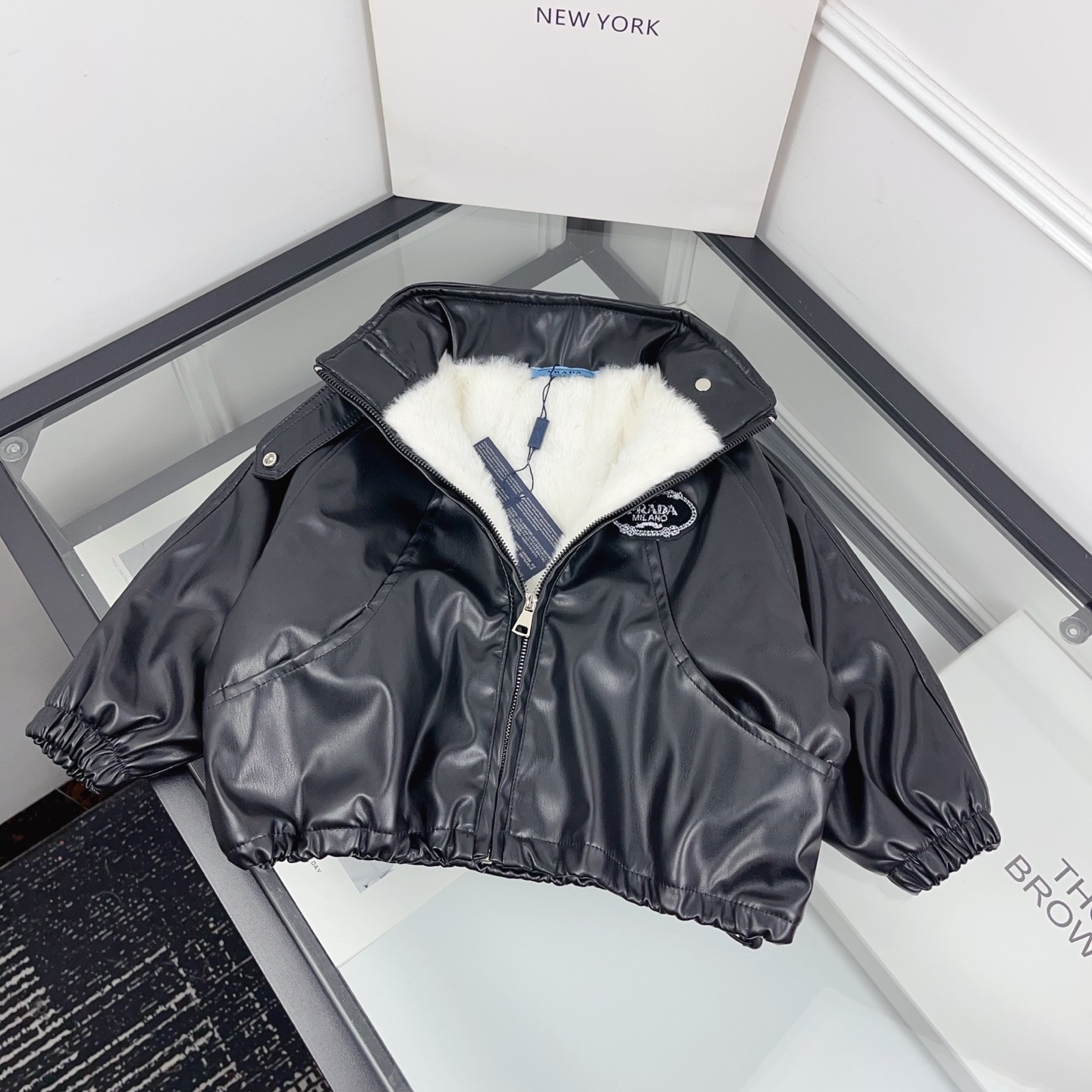 Precio: precio de agente @118 Tallas: 90-150 Nuevo 🆕 🖤 Esta chaqueta de cuero de Prada me tiene loco todo el otoño e …