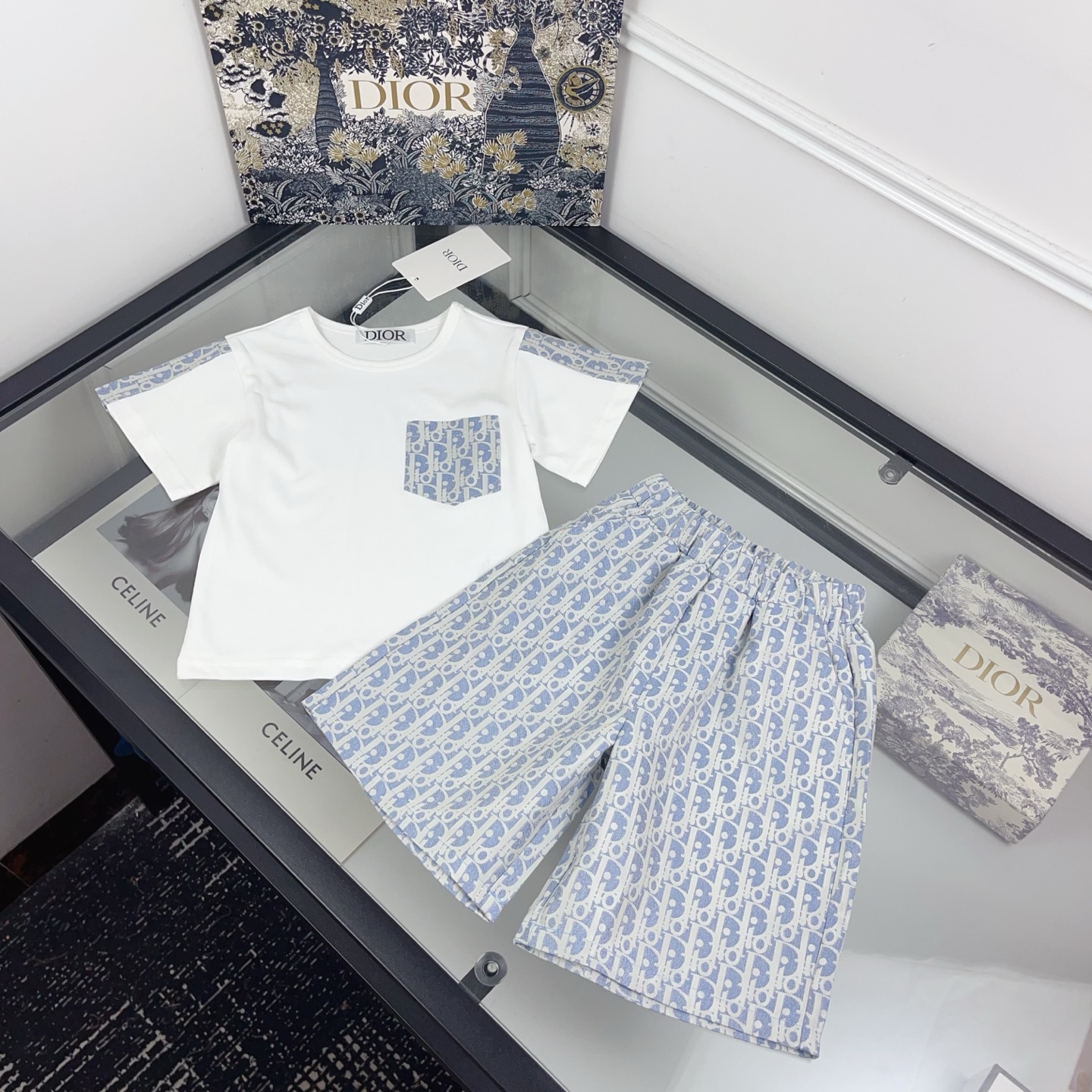 Precio: @159 Talla: 80-160 Nuevo 🆕 Conjunto DR azul fresco con estampado de la marca | Sensación de elegancia veranieg…