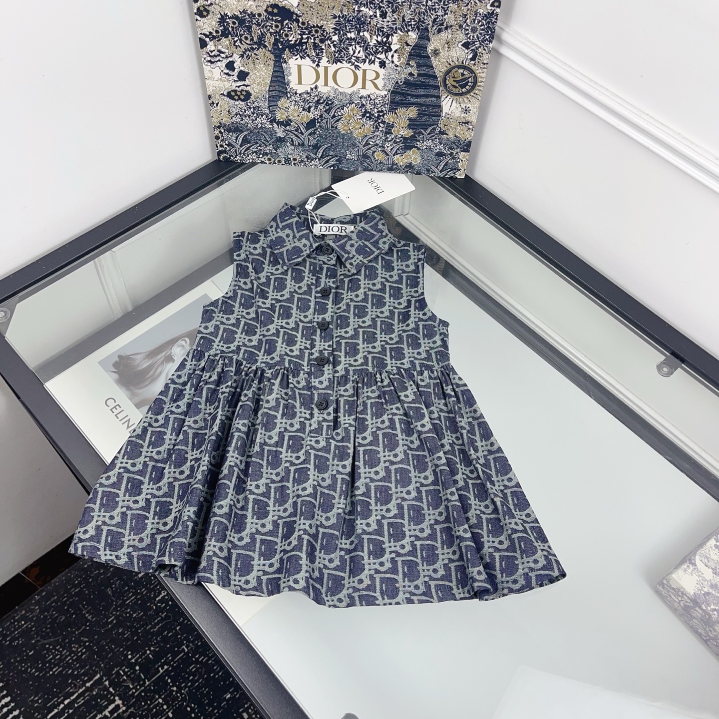 Precio: @135 Talla: 90-160 Nuevo 🆕 Vestido sin mangas de niña DR con estampado de la marca | Sensación de niña rica de…