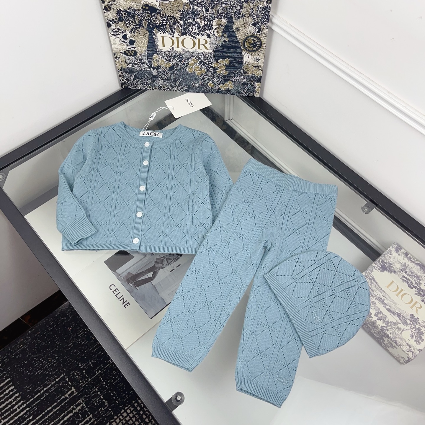 Precio: @168 Tallas: 70-120 Nuevo 🆕 Look para bebé | El conjunto de punto calado de rombos azul neblina de DR es tan f…