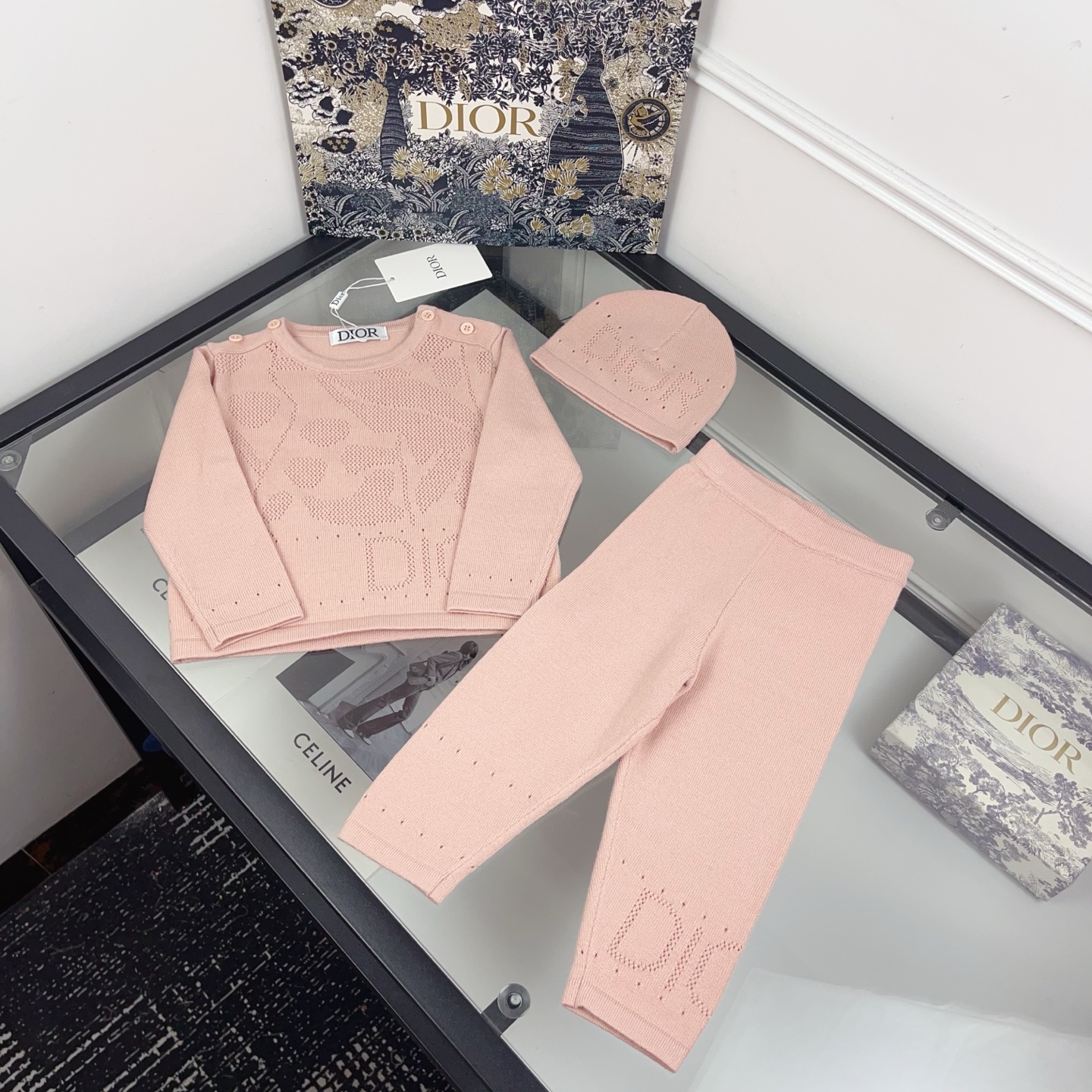 Precio: @168 Tallas: 70-120 Nuevo 🆕 Look de niña | ¡El conjunto de punto rosa calado DR es tan suave! ✨ ¡Quién lo enti…
