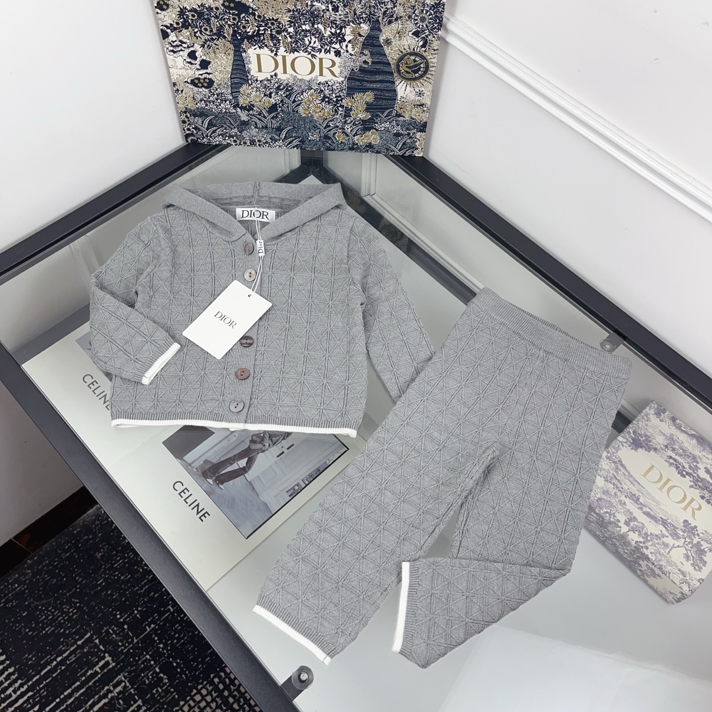 Precio: @168 Tallas: 73-120 Nuevo 🆕 Look de otoño-invierno para bebé | ¡El conjunto de punto con capucha y rombos DR e…