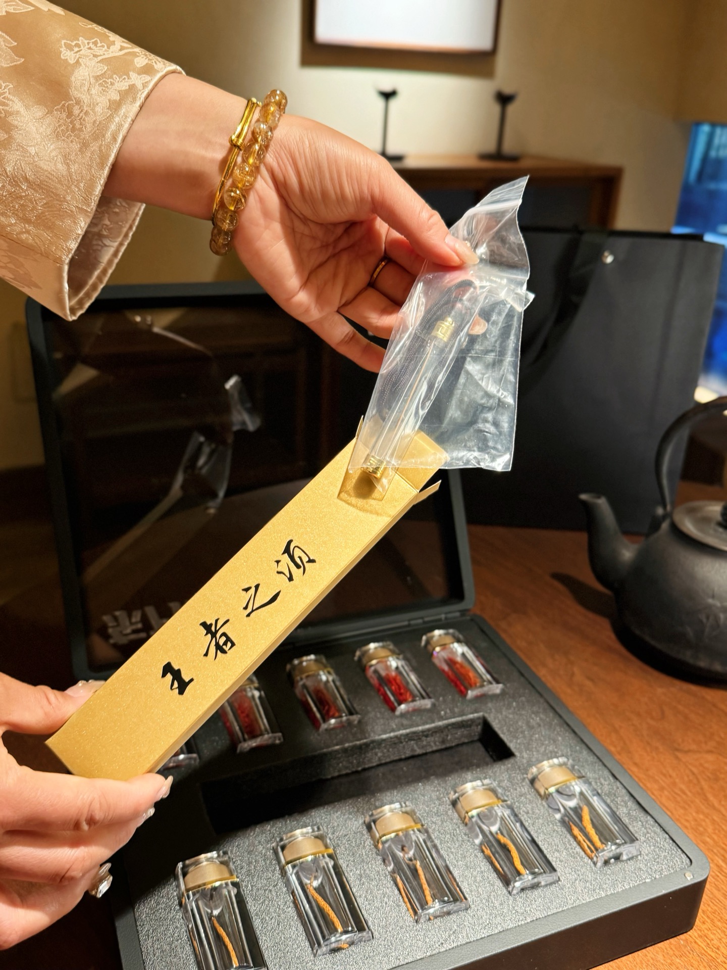 —— 东方臻礼·王者之巅 ——
【东方臻礼】线下价格3899，抵押到期顶级手礼，现399包邮变现处理一批。
产品介绍：
特级虫草5根+特级伊朗藏红花5克
赠：「王者之须」孟加拉大猫须1根，长约20厘米左右，顶级虎须无断须，辟邪招财，早年流传回来的顶级货，现在很少了！认准正品一盒一防伪码，一次查询有效，礼盒拿到手里的厚重感很足，妥妥大佬级的伴手礼，实物属实太高端了，光虫草都值这个价，平时买不到，数量不多处理完结束。