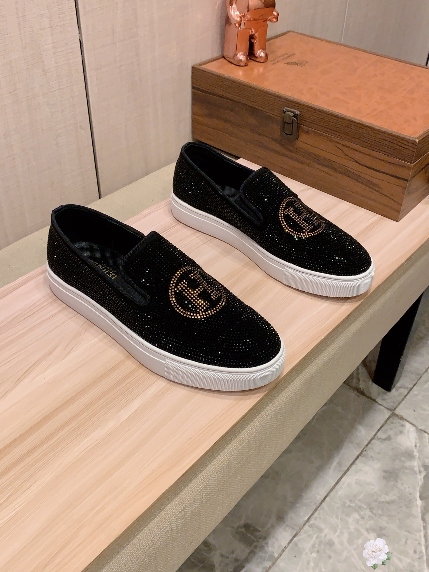 NO:730581,New model: :[Lightning][Lightning] 'Hermès*' The latest popular casual shoes, top brand [Seduce] luxury~purchase, top~quality. [Strong] The upper is made of imported breathable ground cowhide material, breathable pigskin feet () and fine workmanship. The original stylish and stylish soft rubber wear-resistant and non-slip outsole is light and comfortable on the foot, and the real thing looks better when photographed in person. No. 007: Code: 38-44,, hermes19860909新款: :[闪电][闪电] 《 爱马仕* 》 最新爆款休闲鞋,顶端品牌[勾引]奢侈～代购,顶级～质量.[强]鞋面選用进口透气磨牛烫钻材质透气猪皮垫脚（）精细做工.原版个性时尚柔软橡膠耐磨防滑大底,上脚轻巧舒适,实物拍摄實物更好看,编007:码: 38-44,,hermes,Men's shoes