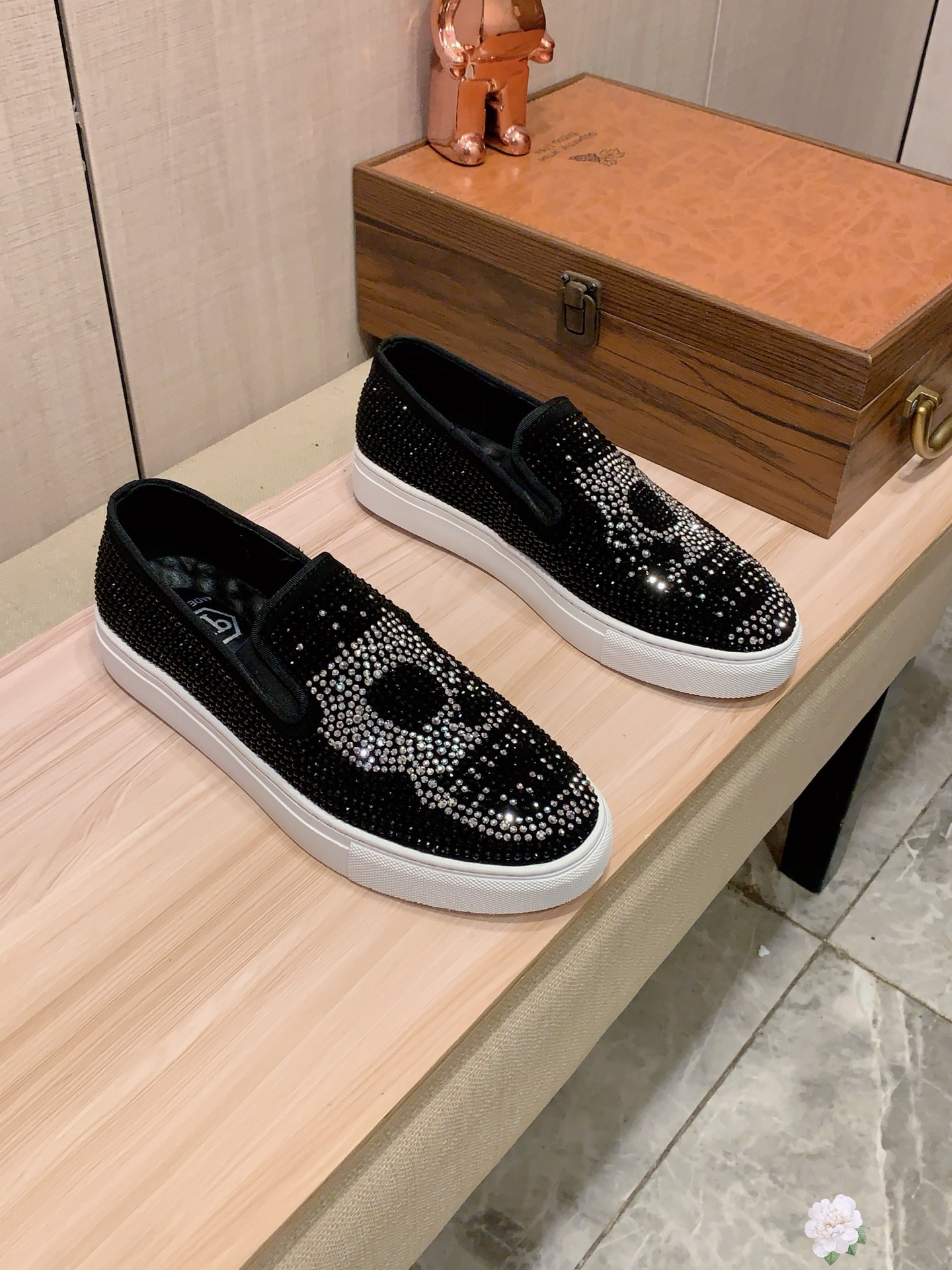 NO:730575,New style: :[Lightning][Lightning] 'PP*' The latest popular casual shoes, top brand [Seduce] luxury~purchasing agent, top~quality. [Strong] The upper is made of imported breathable ground cowhide material, breathable pigskin feet () and fine workmanship. The original stylish and stylish soft rubber wear-resistant and non-slip outsole is light and comfortable on the foot. The real thing looks better when photographed in person. No. 007: Code: 38-44,19860909新款: :[闪电][闪电] 《 PP* 》 最新爆款休闲鞋,顶端品牌[勾引]奢侈～代购,顶级～质量.[强]鞋面選用进口透气磨牛烫钻材质透气猪皮垫脚（）精细做工.原版个性时尚柔软橡膠耐磨防滑大底,上脚轻巧舒适,实物拍摄實物更好看,编007:码: 38-44,,Men's shoes