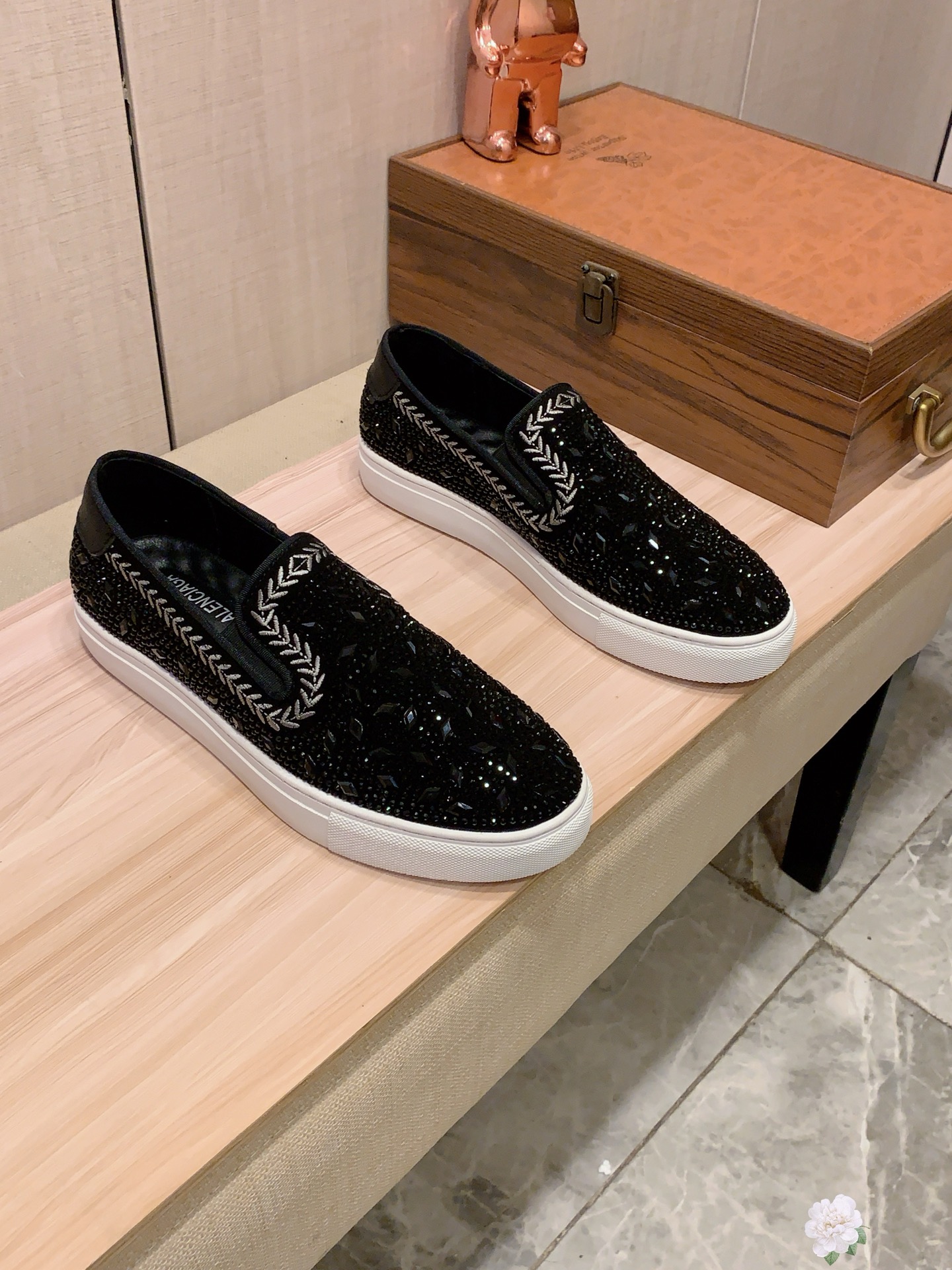 NO:730568,New style: :[Lightning][Lightning] 'Balenciaga*' The latest popular casual shoes, top brand [Seduce] luxury~purchase, top~quality.[Strong] The upper is made of imported breathable ground cowhide material, breathable pigskin feet () and fine workmanship. The original stylish and stylish soft rubber wear-resistant and non-slip outsole is light and comfortable on the foot. The real thing looks better when photographed in person. No. 007: Code: 38-44, balenciaga19860909新款: :[闪电][闪电] 《 巴黎世家* 》 最新爆款休闲鞋,顶端品牌[勾引]奢侈～代购,顶级～质量.[强]鞋面選用进口透气磨牛烫钻材质透气猪皮垫脚（）精细做工.原版个性时尚柔软橡膠耐磨防滑大底,上脚轻巧舒适,实物拍摄實物更好看,编007:码: 38-44,,balenciaga,Men's shoes