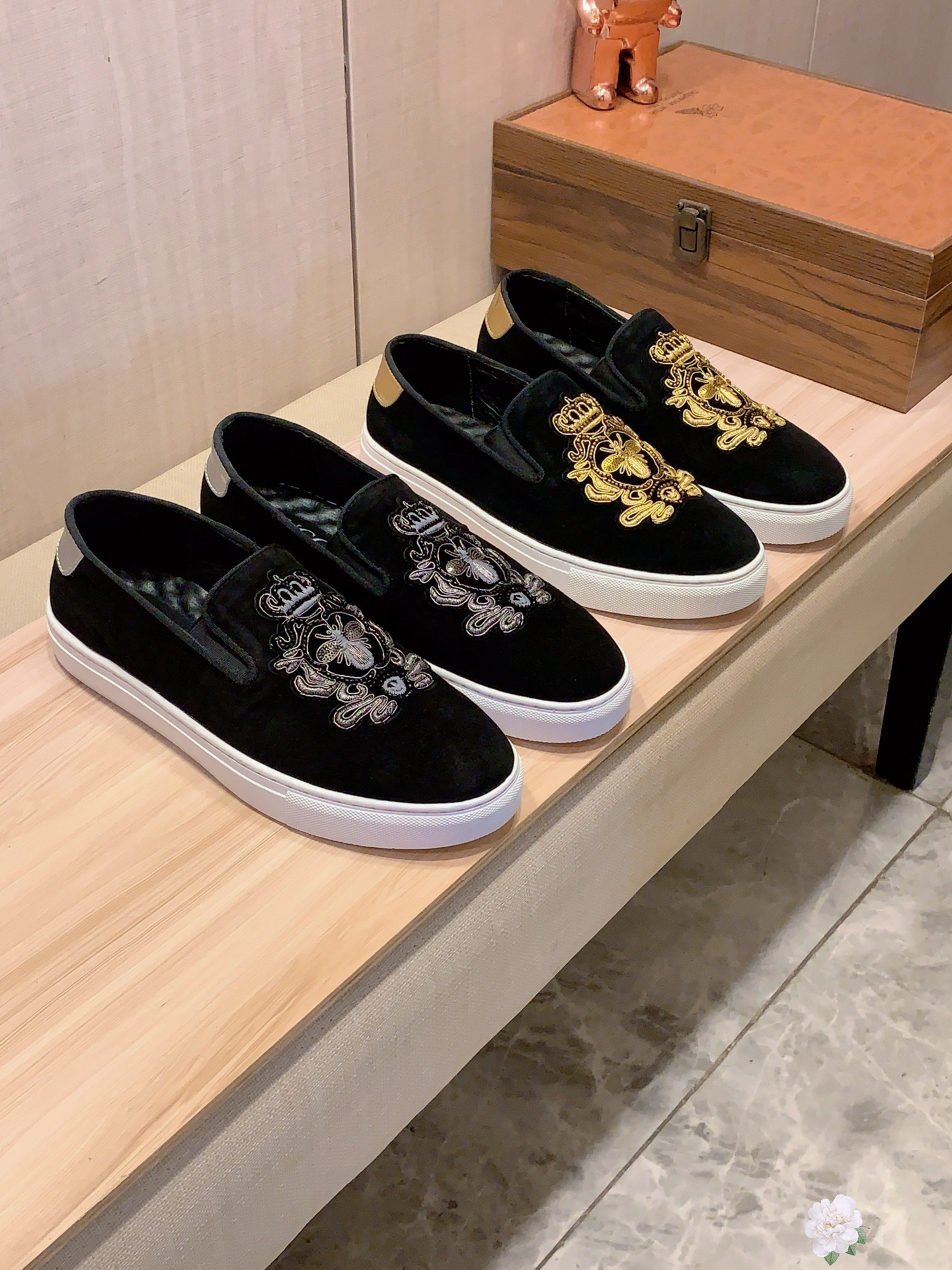 NO:730560,New style: :[Lightning][Lightning] 'Gucci*' The latest popular casual shoes, top brand [Seduce] luxury~purchase, top~quality.[Strong] The upper is made of imported breathable sheepskin material and breathable pigskin feet () fine workmanship. The original stylish and stylish soft rubber wear-resistant and non-slip outsole is light and comfortable on the foot. The real thing looks better when photographed in person. No. 007: Code: 38-44,,gucci,sheep19860909新款: :[闪电][闪电] 《 古奇Gucci* 》 最新爆款休闲鞋,顶端品牌[勾引]奢侈～代购,顶级～质量.[强]鞋面選用进口透气羊猄皮材质透气猪皮垫脚（）精细做工.原版个性时尚柔软橡膠耐磨防滑大底,上脚轻巧舒适,实物拍摄實物更好看,编007:码: 38-44,,gucci,sheep,Men's shoes