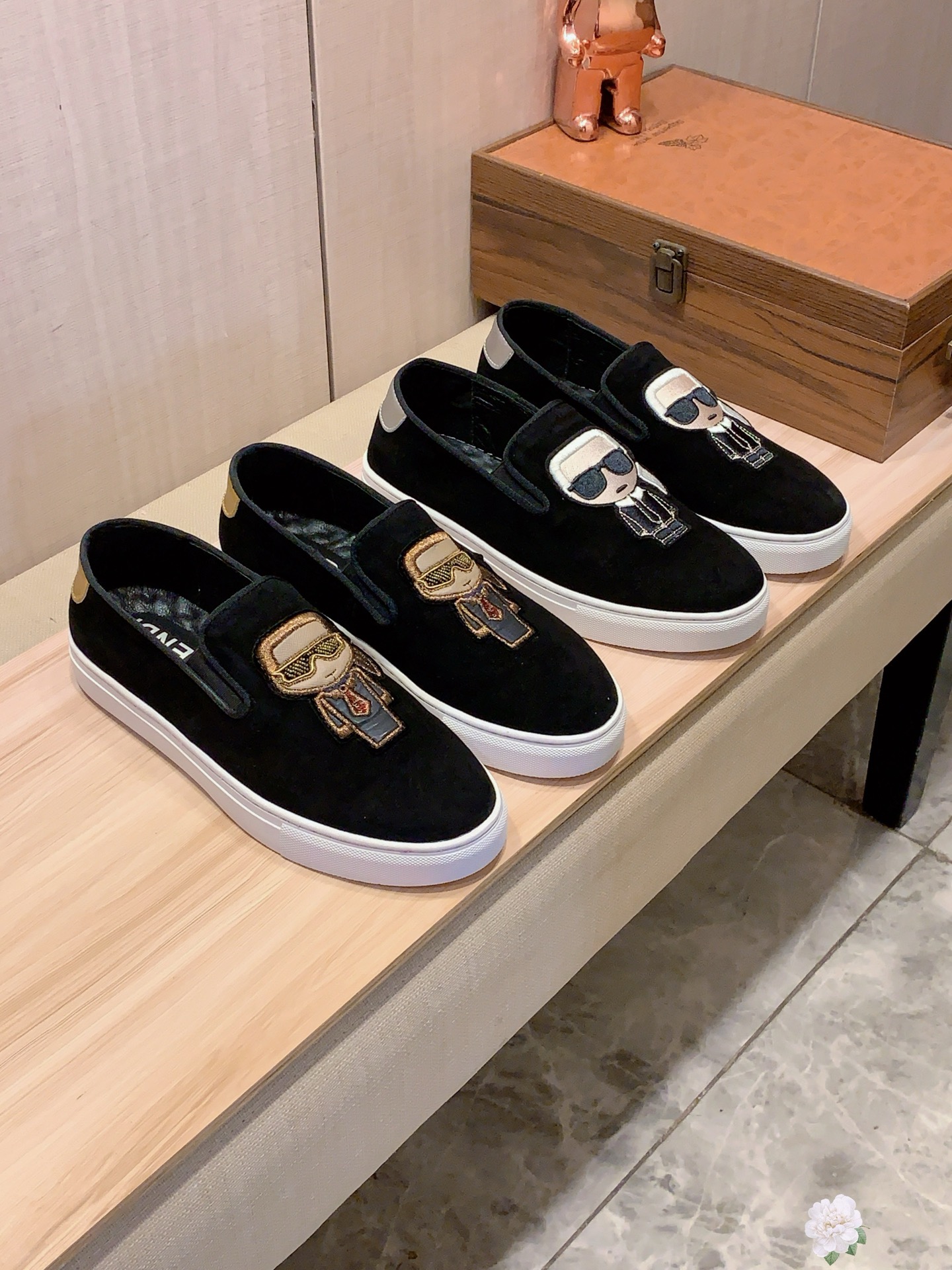 NO:730555,New style: :[Lightning][Lightning] 'FENDI*' The latest popular casual shoes, the top brand [Seduce] luxury ~ purchasing, top quality. [Strong] The upper is made of imported breathable sheepskin material and breathable pigskin feet () and fine workmanship. The original stylish and stylish soft rubber wear-resistant and non-slip outsole is light and comfortable on the foot. The real thing looks better when photographed in person. No. 007: Code: 38-44,,fendi,fendi,sheep19860909新款: :[闪电][闪电] 《 芬迪FENDI* 》 最新爆款休闲鞋,顶端品牌[勾引]奢侈～代购,顶级～质量.[强]鞋面選用进口透气羊猄皮材质透气猪皮垫脚（）精细做工.原版个性时尚柔软橡膠耐磨防滑大底,上脚轻巧舒适,实物拍摄實物更好看,编007:码: 38-44,,fendi,fendi,sheep,Men's shoes