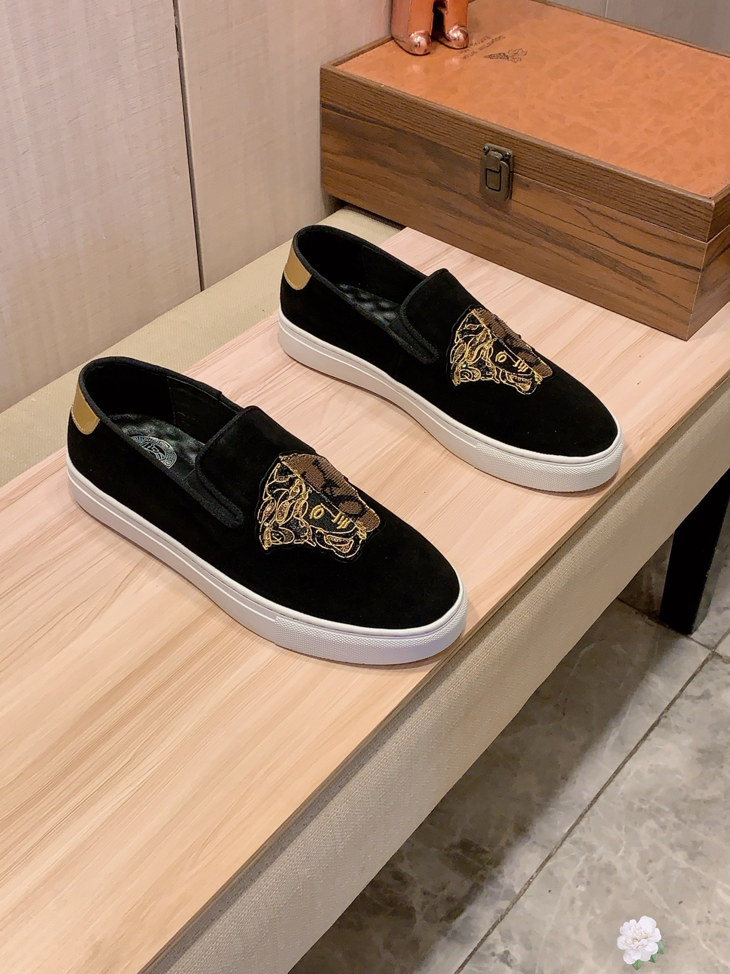 NO:730528,New style: :[Lightning][Lightning] 'VERSCE*' The latest popular casual shoes, top brand [Seduce] luxury~purchase, top~quality. [Strong] The upper is made of imported breathable sheepskin material and breathable pigskin feet () and fine workmanship. The original stylish and stylish soft rubber wear-resistant and non-slip outsole is light and comfortable on the foot. The real thing looks better when photographed. No. 007: Code: 38-44,,versace,versace,sheep19860909新款: :[闪电][闪电] 《 范思哲VERSCE* 》 最新爆款休闲鞋,顶端品牌[勾引]奢侈～代购,顶级～质量.[强]鞋面選用进口透气羊猄皮材质透气猪皮垫脚（）精细做工.原版个性时尚柔软橡膠耐磨防滑大底,上脚轻巧舒适,实物拍摄實物更好看,编007:码: 38-44,,versace,versace,sheep,Men's shoes