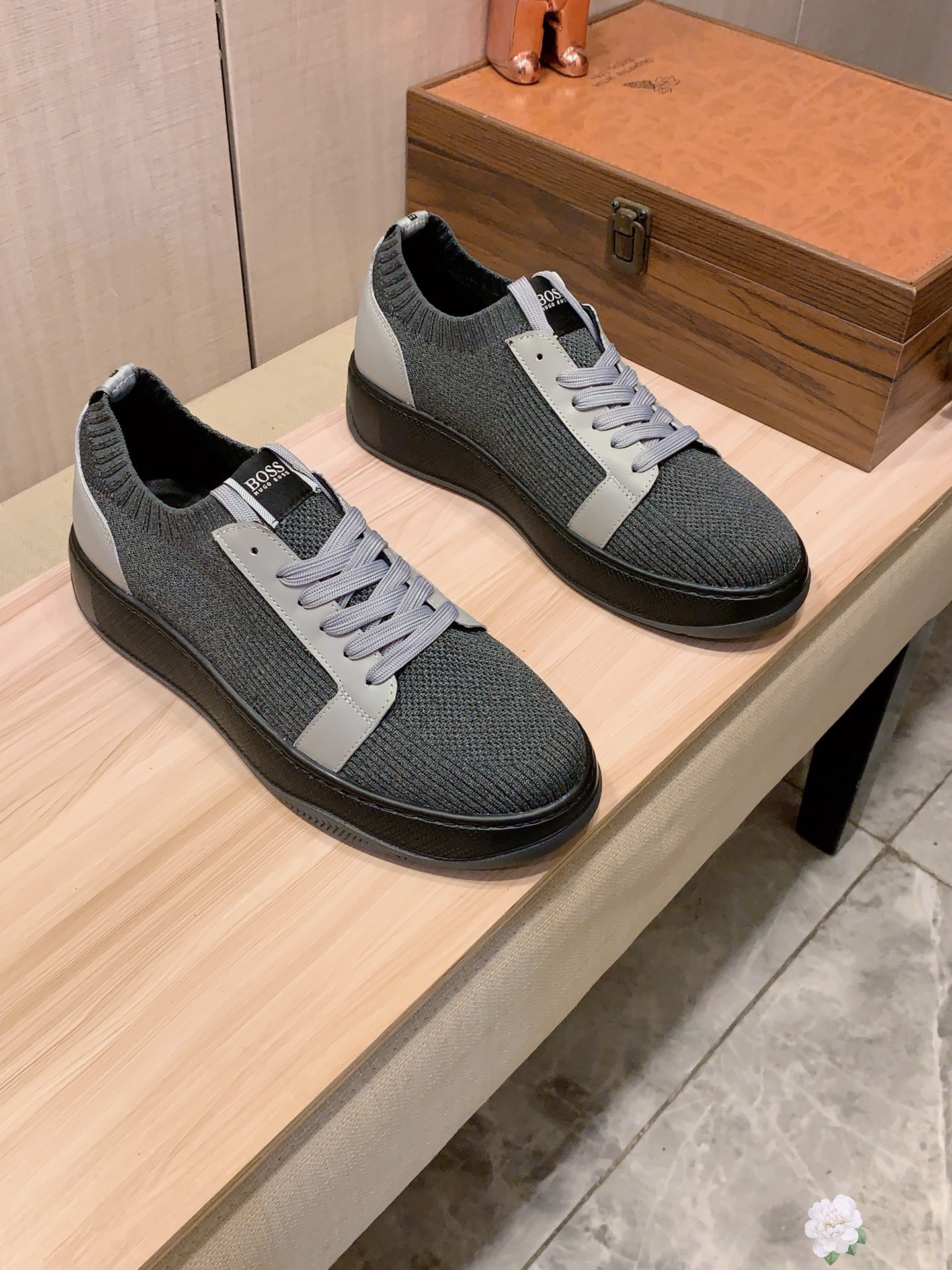 NO:533091,New style: [Lightning][Lightning] 'Boss*' The latest popular casual shoes, top brand [seduction] luxury ~ purchasing agent, top ~ quality. [Strong] The upper is made of imported breathable flying weaving and breathable sheepskin foot pads () fine workmanship. The original unique and fashionable soft rubber wear-resistant and non-slip sole, the foot is light and comfortable, and the real thing is better shot, 413: Size: 38-44, 4 colors selected, sheepskin19860909新款: :[闪电][闪电] 《 Boss* 》 最新爆款休闲鞋,顶端品牌[勾引]奢侈～代购,顶级～质量.[强]鞋面選用进口透气飞织搭配材质透气羊皮垫脚（）精细做工.原版个性时尚柔软橡膠耐磨防滑大底,上脚轻巧舒适,实物拍摄實物更好看,413:码: 38-44,4色入选,,sheepskin,Men's shoes