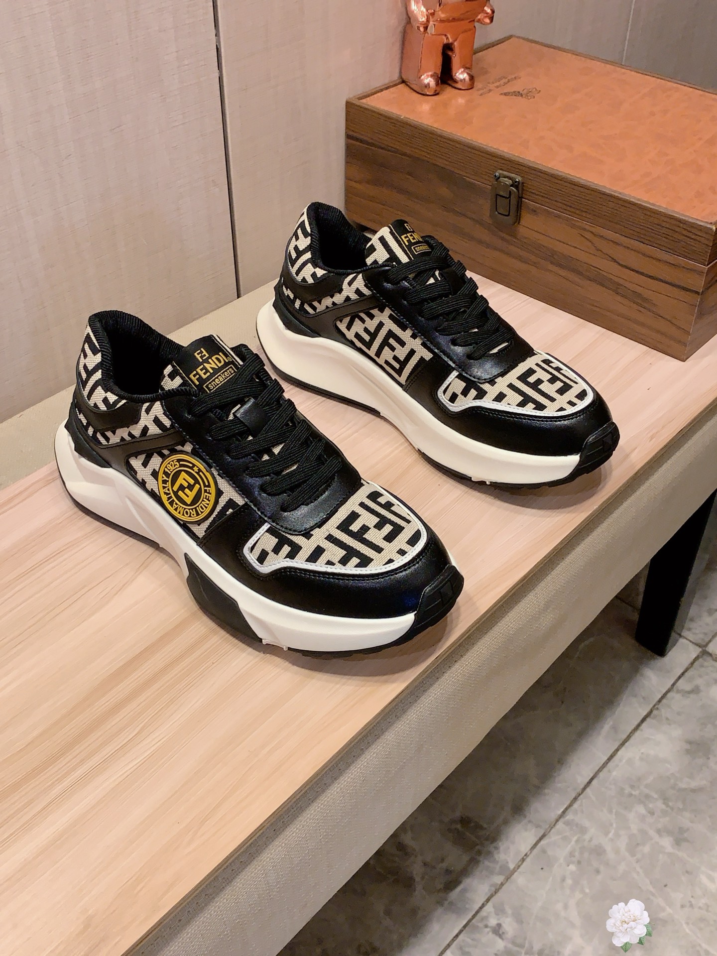 NO:533097,New style: [Lightning][Lightning] 'Fendi FENDI*' The latest popular casual shoes, top brand [seduction] luxury ~ purchasing agent, top ~ quality. [Strong] The upper is made of imported breathable cowhide with material breathable sheepskin foot pads () fine workmanship. The original unique and stylish soft rubber wear-resistant and non-slip sole, the foot is light and comfortable, and the real thing is better shot, 413: Size: 38-44, 4 colors selected, fendi, fendi, cowhide, sheepskin19860909新款: :[闪电][闪电] 《 芬迪FENDI* 》 最新爆款休闲鞋,顶端品牌[勾引]奢侈～代购,顶级～质量.[强]鞋面選用进口透气牛皮搭配材质透气羊皮垫脚（）精细做工.原版个性时尚柔软橡膠耐磨防滑大底,上脚轻巧舒适,实物拍摄實物更好看,413:码: 38-44,4色入选,,fendi,fendi,cowhide,sheepskin,Men's shoes