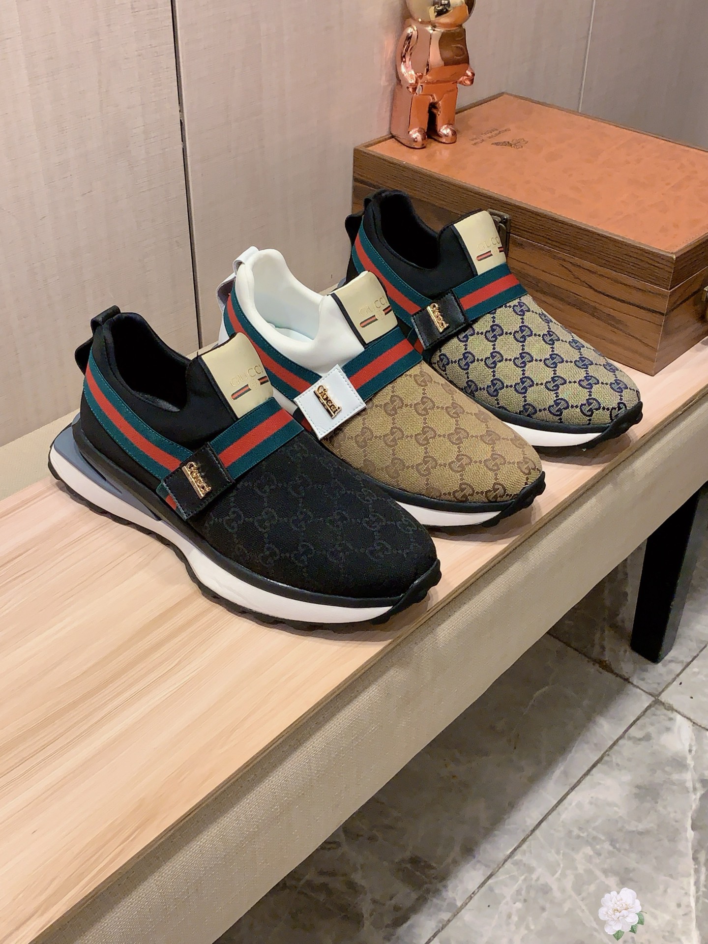 NO:555817,New style: :[Lightning][Lightning] 'GUCCI*' latest popular casual shoes, top brand [Seduce] luxury~purchase, top~quality. [Strong] The upper is made of imported breathable cowhide with breathable sheepskin feet () and fine workmanship. The original stylish and stylish soft rubber wear-resistant and non-slip outsole is light and comfortable on the foot. The real thing looks better when photographed in person, 010: code: 38-44, 3 colors selected,,gucci,cowhide,sheepskin19860909新款: :[闪电][闪电] 《 古奇GUCCI* 》最新爆款休闲鞋,顶端品牌[勾引]奢侈～代购,顶级～质量.[强]鞋面選用进口透气牛皮搭配材质透气羊皮垫脚（）精细做工.原版个性时尚柔软橡膠耐磨防滑大底,上脚轻巧舒适,实物拍摄實物更好看,010:码: 38-44,3色入选,,gucci,cowhide,sheepskin,Men's shoes