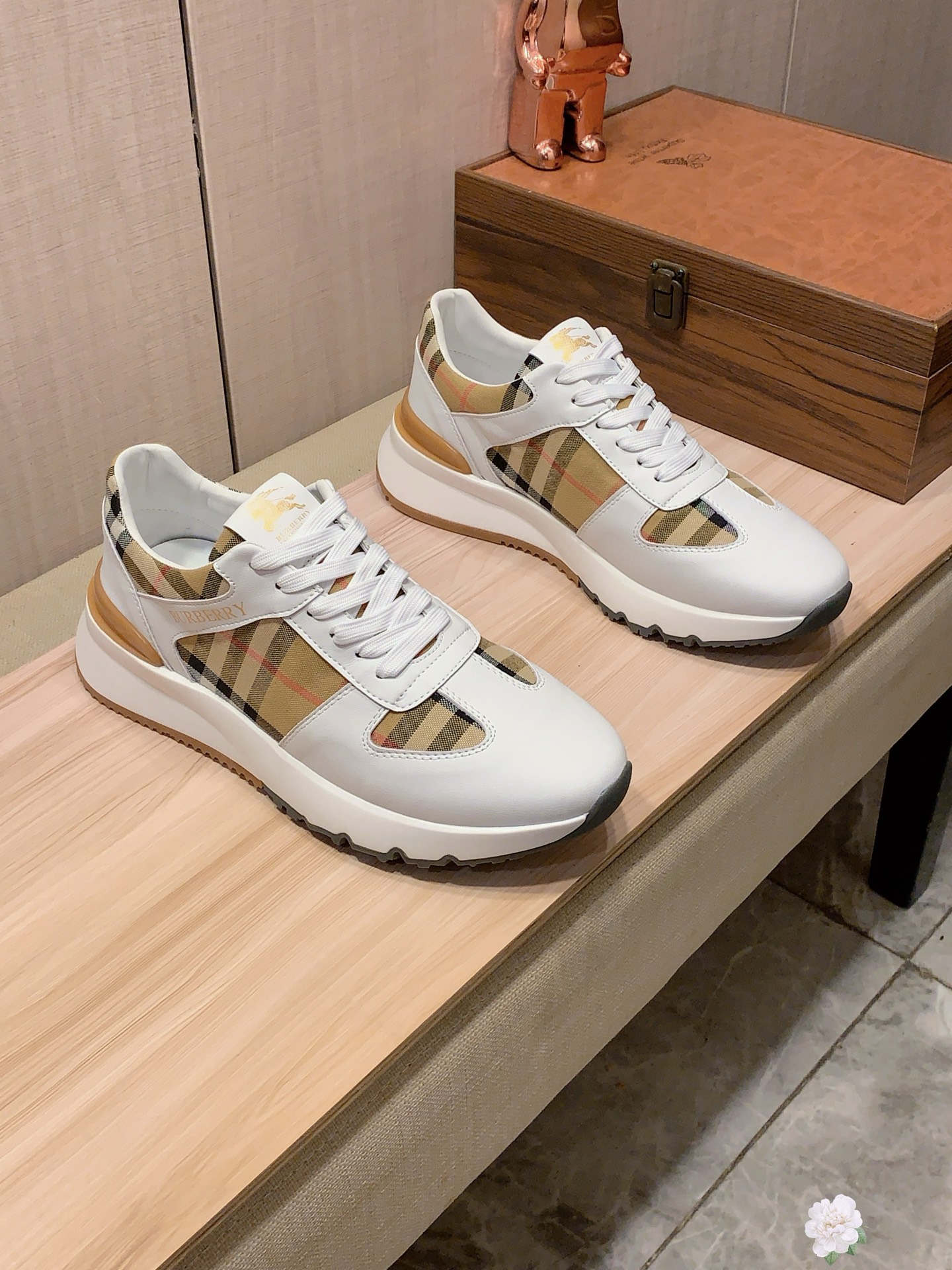 NO:555839,New style: :[Lightning][Lightning] 'Burberry*' latest popular casual shoes, top brand [Seduce] luxury~purchase, top~quality. [Strong] The upper is made of imported breathable cowhide with breathable sheepskin feet () and fine workmanship. The original stylish and stylish soft rubber wear-resistant and non-slip outsole is light and comfortable on the foot. The real thing looks better when photographed in person. 010: code: 38-44, 3 colors selected,,burberry,cowhide,sheepskin19860909新款: :[闪电][闪电] 《 巴宝莉* 》最新爆款休闲鞋,顶端品牌[勾引]奢侈～代购,顶级～质量.[强]鞋面選用进口透气牛皮搭配材质透气羊皮垫脚（）精细做工.原版个性时尚柔软橡膠耐磨防滑大底,上脚轻巧舒适,实物拍摄實物更好看,010:码: 38-44,3色入选,,burberry,cowhide,sheepskin,Men's shoes