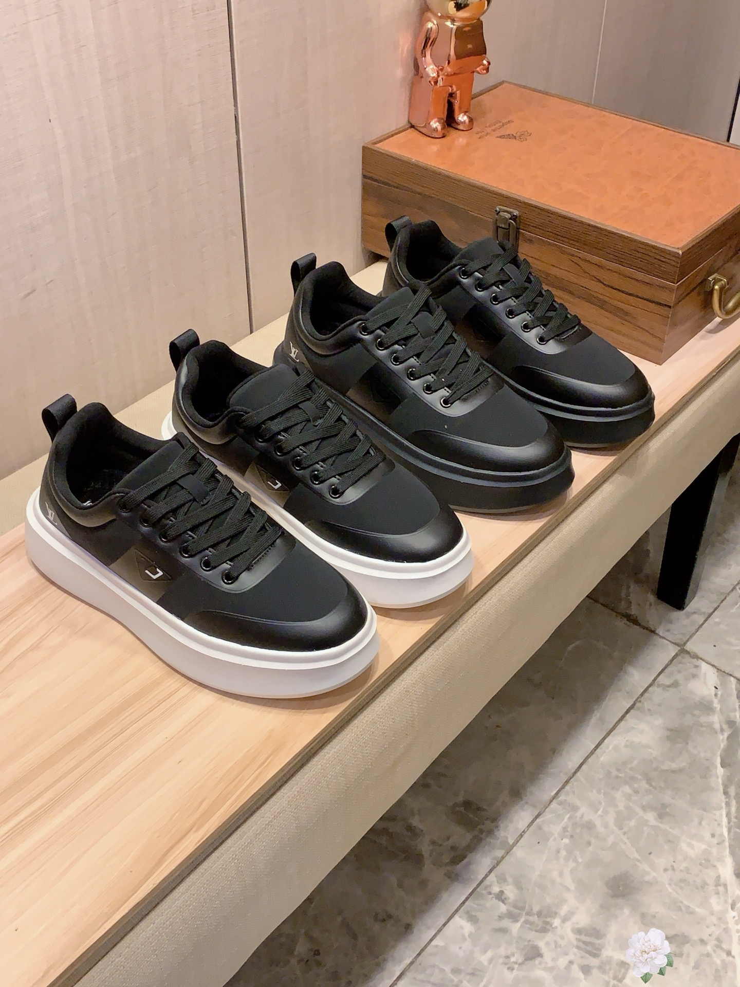 NO:557134,New style: :[Lightning][Lightning] 'Lv*' latest popular casual shoes, top brand [Seduce] luxury ~ purchasing, top quality. [Strong] The upper is made of imported breathable cowhide with material and breathable feet () and fine workmanship. The original stylish and stylish soft rubber wear-resistant and non-slip outsole is light and comfortable on the foot. The real thing looks better when photographed in person, 005: Code: 38-44, 2 colors selected, louis vuitton, cowhide19860909新款: :[闪电][闪电] 《 Lv* 》最新爆款休闲鞋,顶端品牌[勾引]奢侈～代购,顶级～质量.[强]鞋面選用进口透气牛皮搭配材质透气垫脚（）精细做工.原版个性时尚柔软橡膠耐磨防滑大底,上脚轻巧舒适,实物拍摄實物更好看,005:码: 38-44,2色入选,,louis vuitton,cowhide,Men's shoes