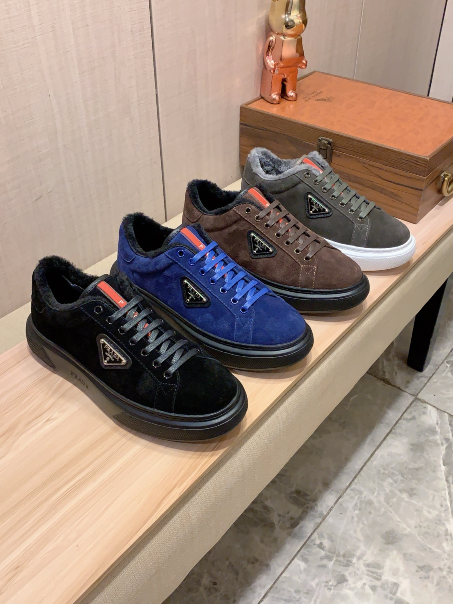 NO:730574,Warm new style: :[Lightning][Lightning] 'Prada PRADA*' The latest popular casual shoes, top brand [Seduce] luxury~purchasing agent, top~quality. [Strong] The upper is made of imported breathable anti-wear material, breathable simulated fur pads () and fine workmanship. The original stylish and stylish soft rubber wear-resistant and non-slip outsole is light and comfortable on the foot, and the real thing looks better when photographed in person. 0186: code: 38-44, 4 colors selected,, prada, prada19860909保暖新款: :[闪电][闪电] 《 普拉达PRADA* 》 最新爆款休闲鞋,顶端品牌[勾引]奢侈～代购,顶级～质量.[强]鞋面選用进口透气反磨材质透气仿真毛里垫脚（）精细做工.原版个性时尚柔软橡膠耐磨防滑大底,上脚轻巧舒适,实物拍摄實物更好看,0186:码: 38-44,4色入选,,prada,prada,Men's shoes