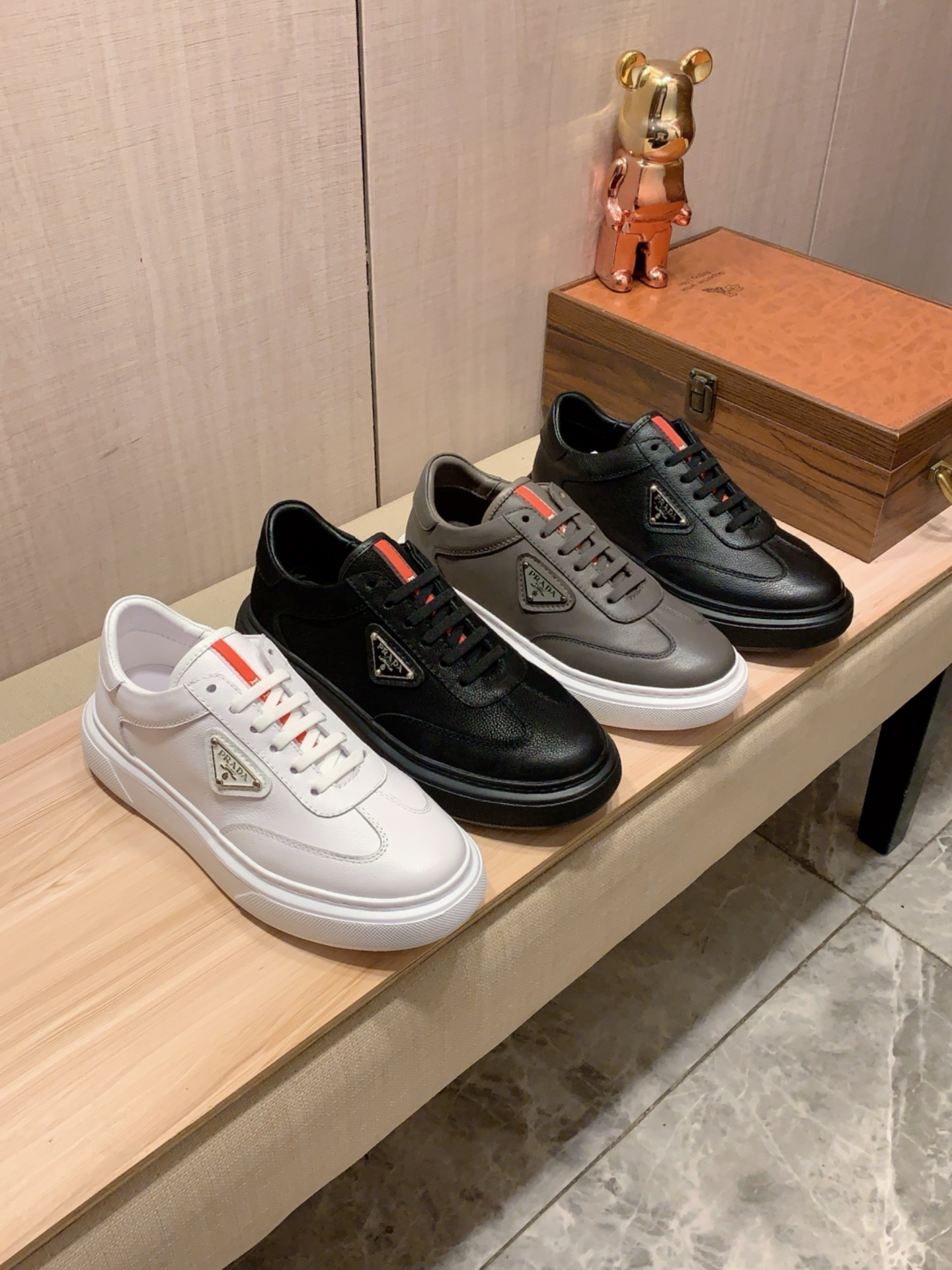 NO:730567,New style: :[Lightning][Lightning] 'Prada PRADA*' The latest popular casual shoes, top brand [Seduce] luxury~purchase, top~quality. [Strong] The upper is made of imported breathable color rubbed cowhide material, breathable sheepskin feet () and fine workmanship. The original stylish and stylish soft rubber wear-resistant and non-slip outsole is light and comfortable on the foot. The real thing looks better when photographed in person, 0186: code: 38-44, 4 colors selected,, prada, prada, cowhide, sheepskin19860909新款: :[闪电][闪电] 《 普拉达PRADA* 》 最新爆款休闲鞋,顶端品牌[勾引]奢侈～代购,顶级～质量.[强]鞋面選用进口透气擦色牛皮材质透气羊皮垫脚（）精细做工.原版个性时尚柔软橡膠耐磨防滑大底,上脚轻巧舒适,实物拍摄實物更好看,0186:码: 38-44,4色入选,,prada,prada,cowhide,sheepskin,Men's shoes