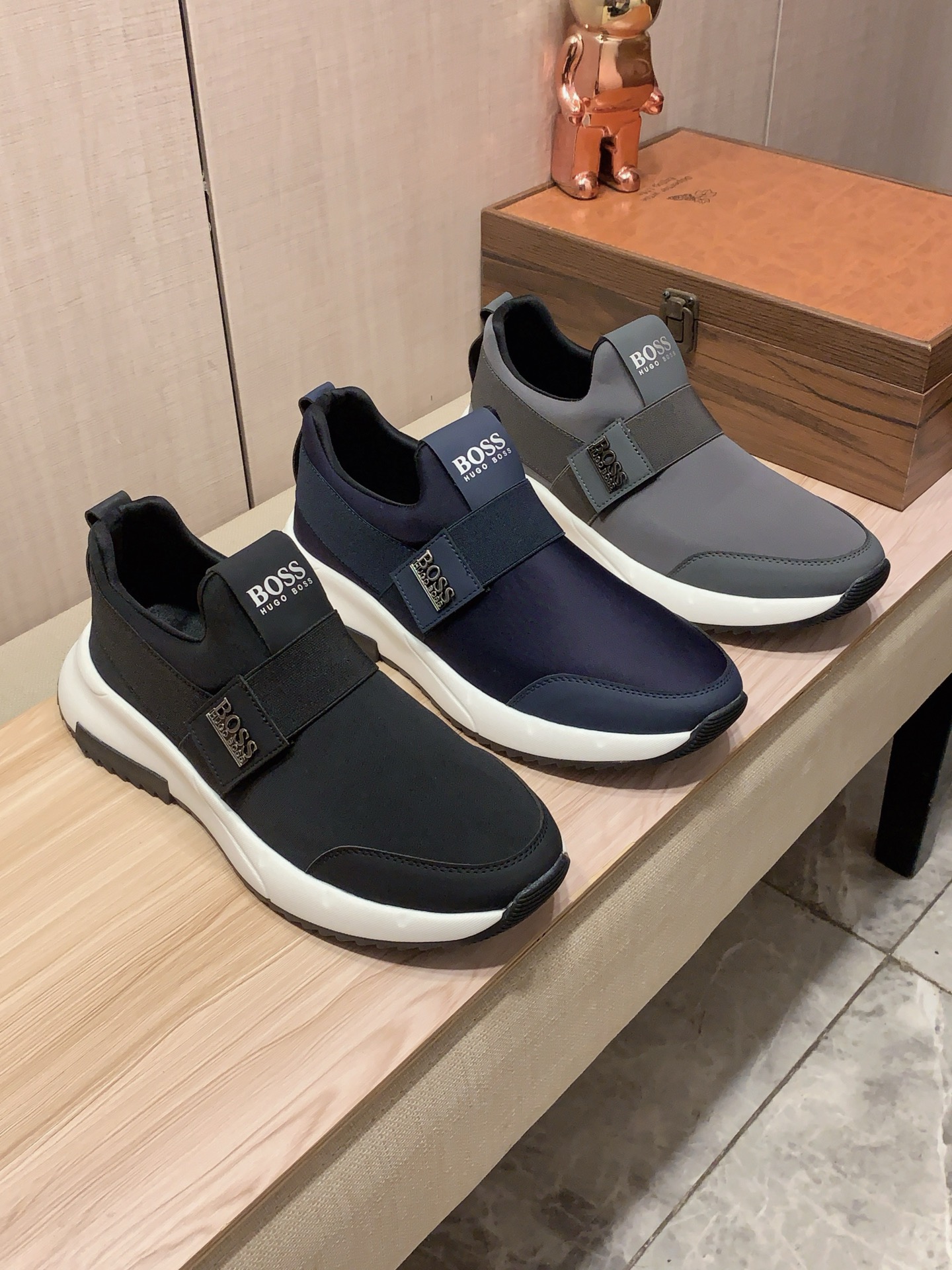 NO:690282,New style: :[Lightning][Lightning] 'Boss*' The latest popular casual shoes, top brand [Seduce] luxury~purchasing agent, top~quality. [Strong] The upper is made of imported breathable cowhide with elastic cloth material and breathable sheepskin feet () and fine workmanship. The original stylish and stylish soft rubber wear-resistant and non-slip outsole is light and comfortable on the foot, and the real thing looks better when photographed in person. 010: code: 38-44, 3 colors selected,,cowhide,sheepskin19860909新款: :[闪电][闪电] 《 Boss* 》 最新爆款休闲鞋,顶端品牌[勾引]奢侈～代购,顶级～质量.[强]鞋面選用进口透气牛皮搭配弹力布材质透气羊皮垫脚（）精细做工.原版个性时尚柔软橡膠耐磨防滑大底,上脚轻巧舒适,实物拍摄實物更好看,010:码: 38-44,3色入选,,cowhide,sheepskin,Men's shoes