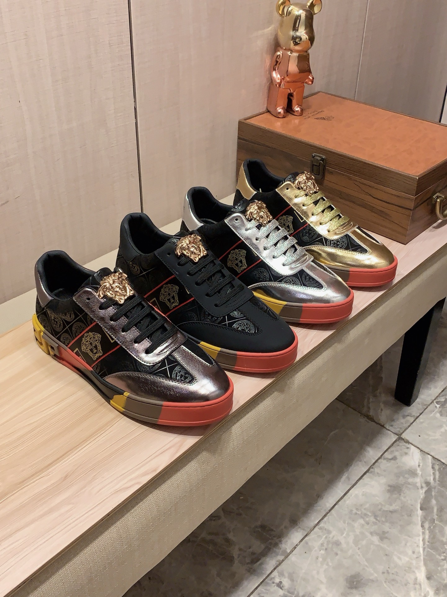 NO:690288,New style: :[Lightning][Lightning] 'VERSACE*' The latest popular casual shoes, top brand [Seduce] luxury ~ purchasing, top quality. [Strong] The upper is made of imported breathable cowhide with breathable sheepskin feet () and fine workmanship. The original stylish and stylish soft rubber wear-resistant and non-slip outsole is light and comfortable on the foot, and the real thing looks better when photographed in person. 010: code: 38-44, 4 colors selected,,versace,versace,cowhide,sheepskin19860909新款: :[闪电][闪电] 《 范思哲VERSACE* 》 最新爆款休闲鞋,顶端品牌[勾引]奢侈～代购,顶级～质量.[强]鞋面選用进口透气牛皮搭配材质透气羊皮垫脚（）精细做工.原版个性时尚柔软橡膠耐磨防滑大底,上脚轻巧舒适,实物拍摄實物更好看,010:码: 38-44,4色入选,,versace,versace,cowhide,sheepskin,Men's shoes