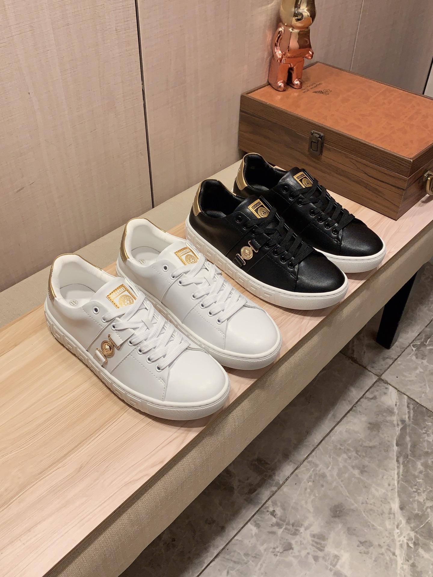 NO:690292,New style: :[Lightning][Lightning] 'VERSACE*' The latest popular casual shoes, top brand [Seduce] luxury~purchase, top~quality. [Strong] The upper is made of imported breathable cowhide with breathable sheepskin feet () and fine workmanship. The original stylish and stylish soft rubber wear-resistant and non-slip outsole is light and comfortable on the foot. The real thing looks better when photographed in person. 211: code: 38-44, 4 colors selected,,versace,versace,cowhide,sheepskin19860909新款: :[闪电][闪电] 《 范思哲VERSACE* 》 最新爆款休闲鞋,顶端品牌[勾引]奢侈～代购,顶级～质量.[强]鞋面選用进口透气牛皮搭配材质透气羊皮垫脚（）精细做工.原版个性时尚柔软橡膠耐磨防滑大底,上脚轻巧舒适,实物拍摄實物更好看,211:码: 38-44,4色入选,,versace,versace,cowhide,sheepskin,Men's shoes