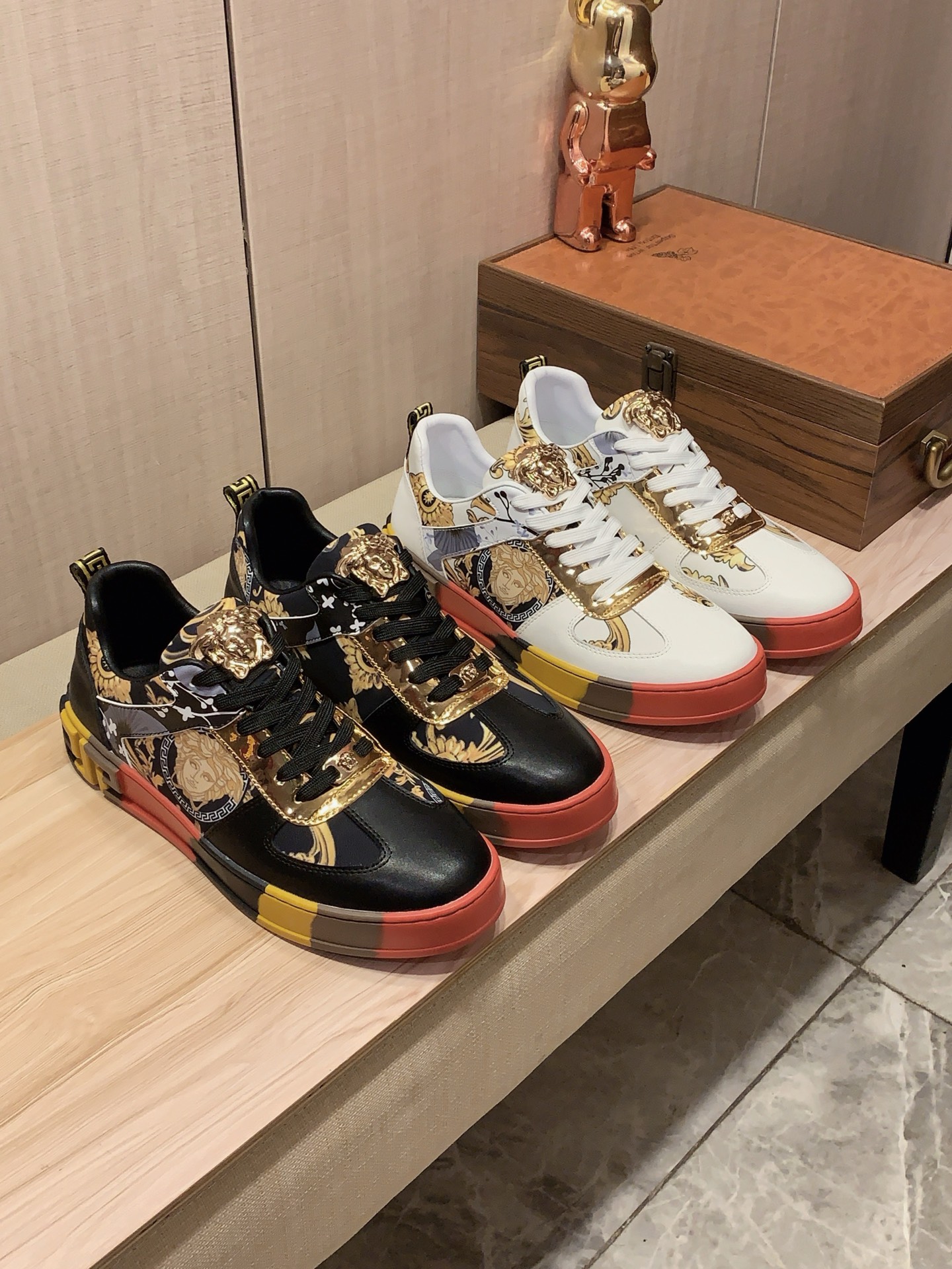 NO:704592,New model: :[Lightning][Lightning] 'VERSACE*' The latest popular casual shoes, top brand [Seduce] luxury ~ purchasing, top quality. [Strong] The upper is made of imported breathable cowhide with cloth material and breathable sheepskin feet () and fine workmanship. The original stylish and stylish soft rubber wear-resistant and non-slip outsole is light and comfortable on the foot. The real thing looks better when photographed in person, 122: code: 38-44, 2 colors selected,,versace,versace,cowhide,sheepskin19860909新款: :[闪电][闪电] 《 范思哲VERSACE* 》 最新爆款休闲鞋,顶端品牌[勾引]奢侈～代购,顶级～质量.[强]鞋面選用进口透气牛皮搭配布材质透气羊皮垫脚（）精细做工.原版个性时尚柔软橡膠耐磨防滑大底,上脚轻巧舒适,实物拍摄實物更好看,122:码: 38-44,2色入选,,versace,versace,cowhide,sheepskin,Men's shoes