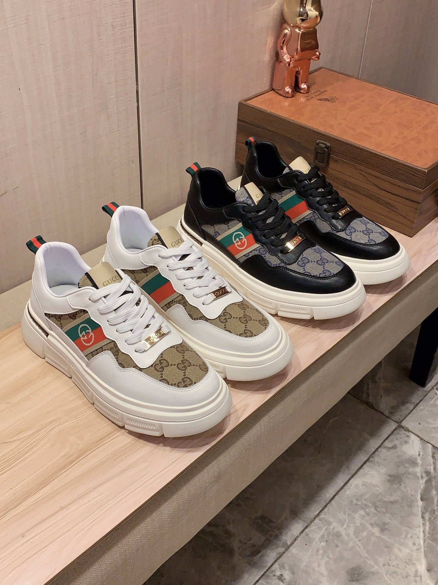 NO:704595,New style: :[Lightning][Lightning] 'Gucci*' The latest popular casual shoes, top brand [Seduce] luxury ~ purchasing, top quality. [Strong] The upper is made of imported breathable cowhide with cloth material and breathable sheepskin feet () and fine workmanship. The original stylish and stylish soft rubber wear-resistant and non-slip outsole is light and comfortable on the foot. The real thing looks better when photographed in real life. 122: code: 38-44,2 colors selected,,gucci,cowhide,sheepskin19860909新款: :[闪电][闪电] 《 古奇Gucci* 》 最新爆款休闲鞋,顶端品牌[勾引]奢侈～代购,顶级～质量.[强]鞋面選用进口透气牛皮搭配布材质透气羊皮垫脚（）精细做工.原版个性时尚柔软橡膠耐磨防滑大底,上脚轻巧舒适,实物拍摄實物更好看,122:码: 38-44,2色入选,,gucci,cowhide,sheepskin,Men's shoes