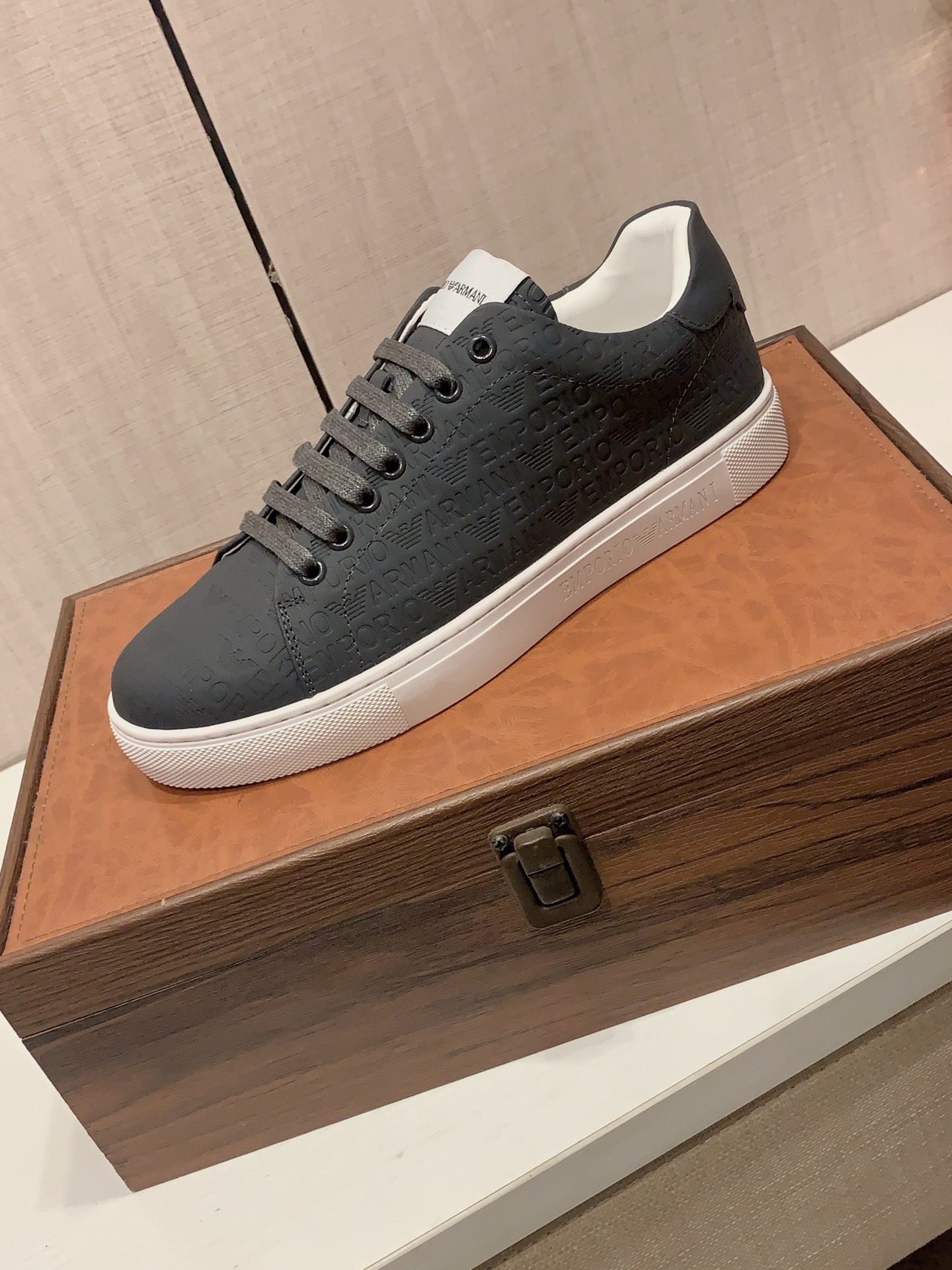 NO:779022,New style: :[Lightning][Lightning] 'Armani*' The latest popular casual shoes, top brand [Seduce] luxury~purchasing, top~quality. [Strong] The upper is made of imported breathable cowhide with breathable sheepskin feet () and fine workmanship. The original stylish and stylish soft rubber wear-resistant and non-slip outsole is light and comfortable on the foot. The real thing looks better when photographed in person, 0102: code: 38-44,4 colors selected,,armani,armani,cowhide,sheepskin19860909新款: :[闪电][闪电] 《 阿玛尼ARMANI* 》 最新爆款休闲鞋,顶端品牌[勾引]奢侈～代购,顶级～质量.[强]鞋面選用进口透气牛皮搭配材质透气羊皮垫脚（）精细做工.原版个性时尚柔软橡膠耐磨防滑大底,上脚轻巧舒适,实物拍摄實物更好看,0102:码: 38-44,4色入选,,armani,armani,cowhide,sheepskin,Men's shoes