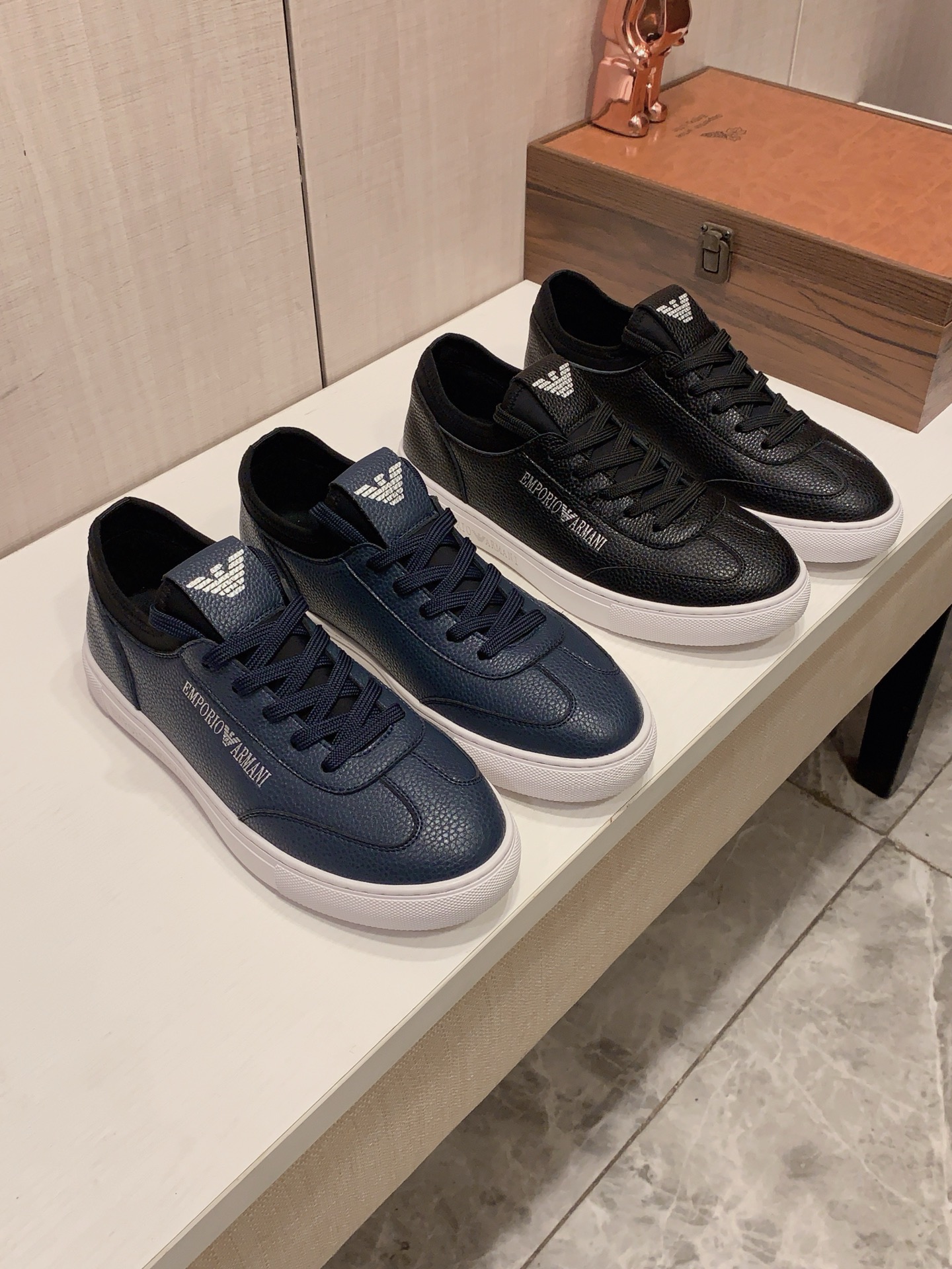 NO:778985,New style: :[Lightning][Lightning] 'Armani*' The latest popular casual shoes, top brand [Seduce] luxury~purchasing, top~quality. [Strong] The upper is made of imported breathable cowhide with breathable sheepskin feet () and fine workmanship. The original stylish and stylish soft rubber wear-resistant and non-slip outsole is light and comfortable on the foot. The real thing looks better when photographed in person, 0102: code: 38-44,2 colors selected,,armani,armani,cowhide,sheepskin19860909新款: :[闪电][闪电] 《 阿玛尼ARMANI* 》 最新爆款休闲鞋,顶端品牌[勾引]奢侈～代购,顶级～质量.[强]鞋面選用进口透气牛皮搭配材质透气羊皮垫脚（）精细做工.原版个性时尚柔软橡膠耐磨防滑大底,上脚轻巧舒适,实物拍摄實物更好看,0102:码: 38-44,2色入选,,armani,armani,cowhide,sheepskin,Men's shoes