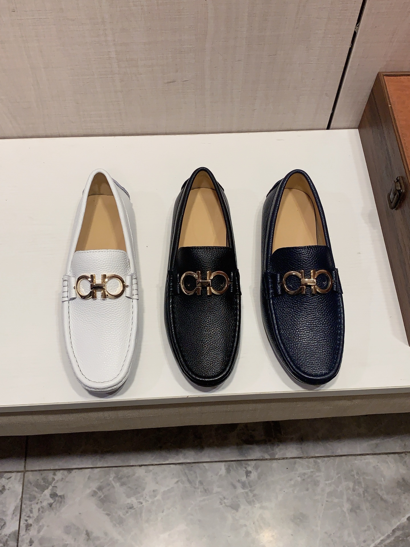 NO:781333,New styles of Doudou shoes: :[Lightning][Lightning] 'Ferragamo*' The latest popular casual driving Doudou shoes, top brand [Seduce] luxury~purchasing agent, top~quality.[Strong] The upper is made of imported breathable cowhide with breathable pigskin feet () and fine workmanship. The original stylish and stylish soft rubber wear-resistant and non-slip outsole is light and comfortable on the foot. The real thing looks better in real photos. T: code: 38-44, three colors available, ferragamo, cowhide19860909豆豆鞋新款: :[闪电][闪电] 《 菲拉格慕* 》 最新爆款休闲驾车豆豆鞋,顶端品牌[勾引]奢侈～代购,顶级～质量.[强]鞋面選用进口透气牛皮搭配材质透气猪皮垫脚（）精细做工.原版个性时尚柔软橡膠耐磨防滑大底,上脚轻巧舒适,实物拍摄實物更好看,编T:码: 38-44,三色可选,,ferragamo,cowhide,Men's shoes