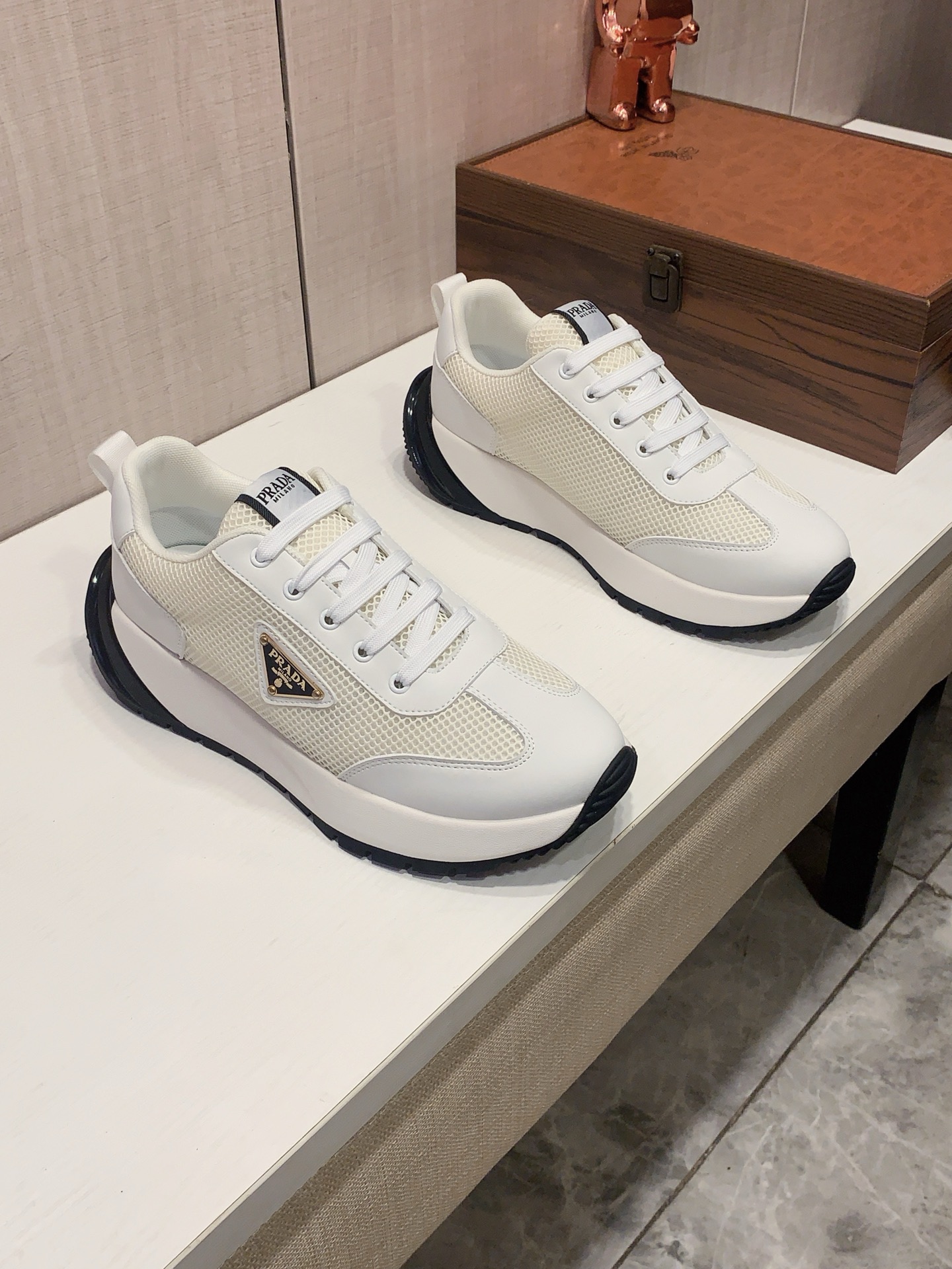 NO:781342,New style: :[Lightning][Lightning] 'Prada PRADA*' The latest popular casual shoes, top brand [Seduce] luxury~purchase, top~quality. [Strong] The upper is made of imported breathable cowhide with breathable sheepskin feet () and fine workmanship. The original stylish and stylish soft rubber wear-resistant and non-slip outsole is light and comfortable on the foot. The real thing looks better in real photos, 305: code: 38-44, 3 colors selected,, prada, prada, cowhide, sheepskin19860909新款: :[闪电][闪电] 《 普拉达PRADA* 》 最新爆款休闲鞋,顶端品牌[勾引]奢侈～代购,顶级～质量.[强]鞋面選用进口透气牛皮搭配材质透气羊皮垫脚（）精细做工.原版个性时尚柔软橡膠耐磨防滑大底,上脚轻巧舒适,实物拍摄實物更好看,305:码: 38-44,3色入选,,prada,prada,cowhide,sheepskin,Men's shoes