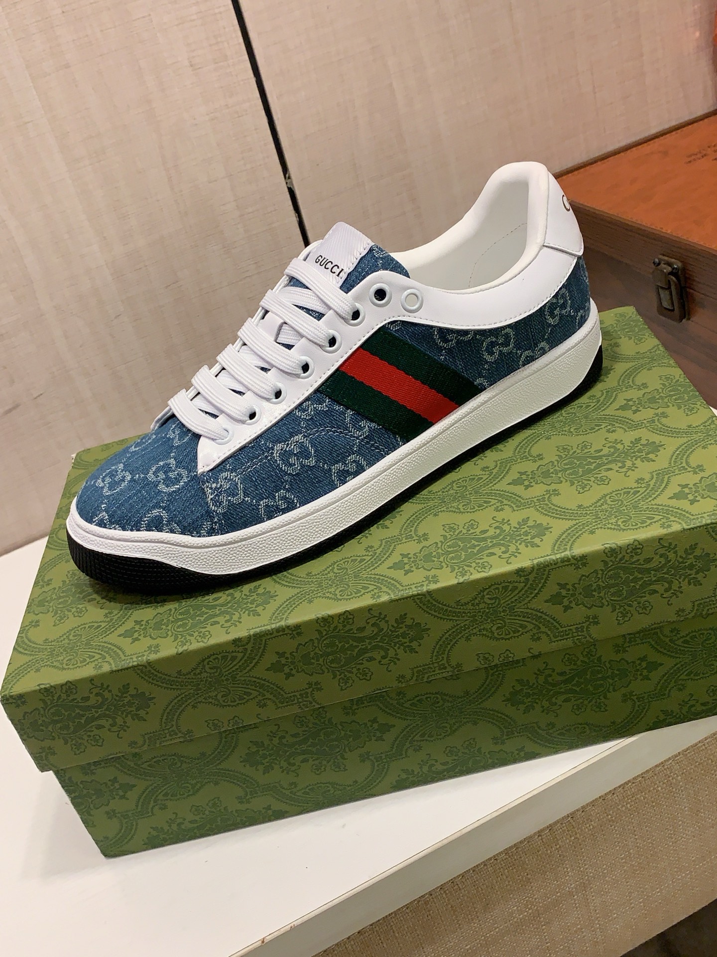 NO:828597,New style: :[Lightning][Lightning] 'Gucci*' The latest popular casual shoes, top brand [Seduce] luxury ~ purchasing, top quality. [Strong] The upper is made of imported breathable cowhide with fabric material and breathable sheepskin feet () and fine workmanship. The original stylish and stylish soft rubber wear-resistant and non-slip outsole is light and comfortable on the foot. The real thing looks better in real photos, 413: code: 38-44,2 colors selected,,gucci,cowhide,sheepskin19860909新款: :[闪电][闪电] 《 古奇Gucci* 》 最新爆款休闲鞋,顶端品牌[勾引]奢侈～代购,顶级～质量.[强]鞋面選用进口透气牛皮搭配布料材质透气羊皮垫脚（）精细做工.原版个性时尚柔软橡膠耐磨防滑大底,上脚轻巧舒适,实物拍摄實物更好看,413:码: 38-44,2色入选,,gucci,cowhide,sheepskin,Men's shoes