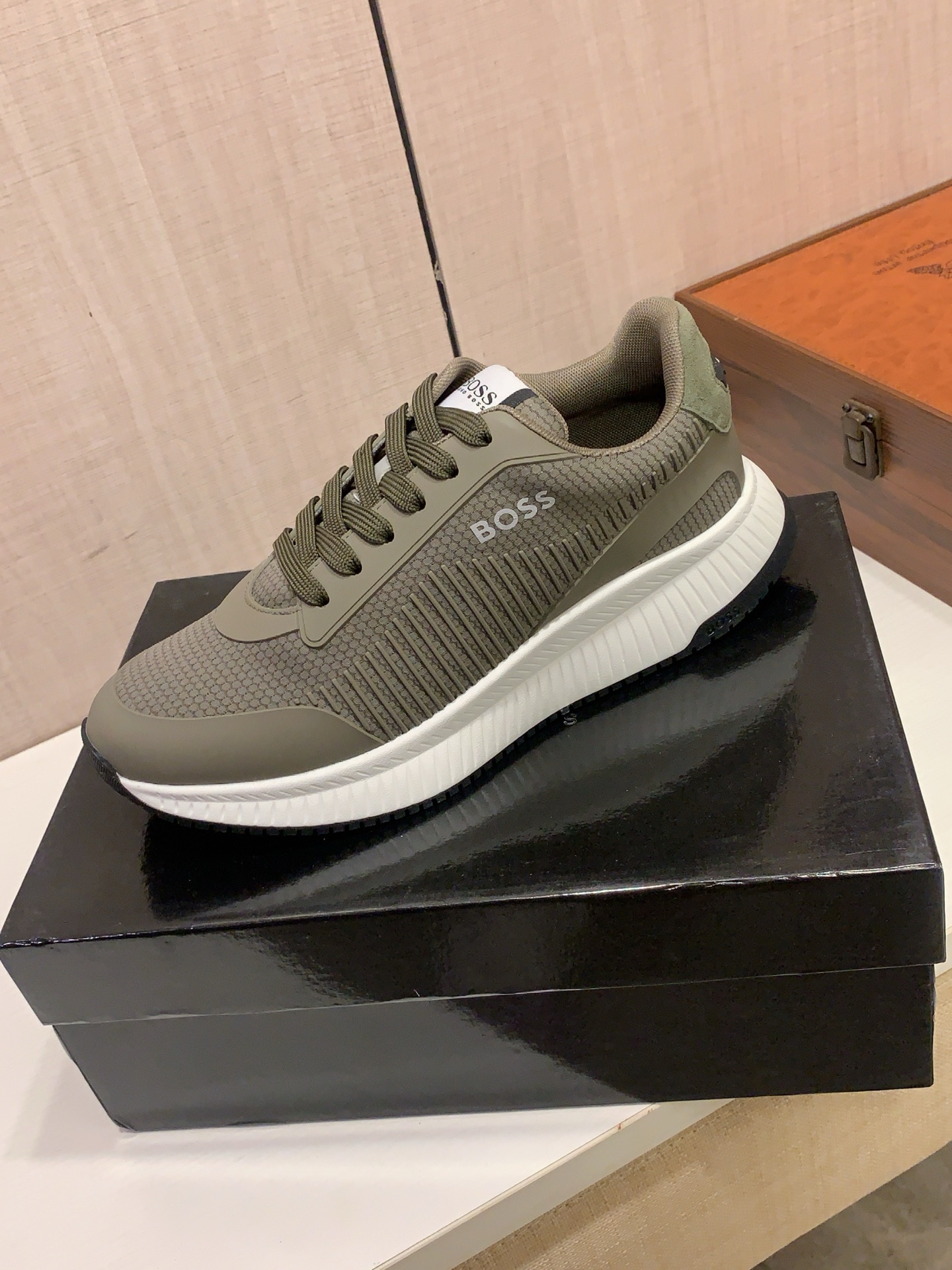 NO:828654,New style: :[Lightning][Lightning] 'BOSS*' The latest popular casual shoes, top brand [Seduce] luxury~purchasing agent, top~quality. [Strong] The upper is made of imported breathable fly woven material and breathable mesh feet () and fine workmanship. The original stylish and stylish soft rubber wear-resistant and non-slip outsole is light and comfortable on the foot. The real thing looks better when photographed in person. b511: Code: 38-44, can be ordered in 45.46.5 colors,19860909新款: :[闪电][闪电] 《 BOSS* 》 最新爆款休闲鞋,顶端品牌[勾引]奢侈～代购,顶级～质量.[强]鞋面選用进口透气飞织材质透气织网垫脚（）精细做工.原版个性时尚柔软橡膠耐磨防滑大底,上脚轻巧舒适,实物拍摄實物更好看,b511:码: 38-44,可订45.46.5色入选,,Men's shoes