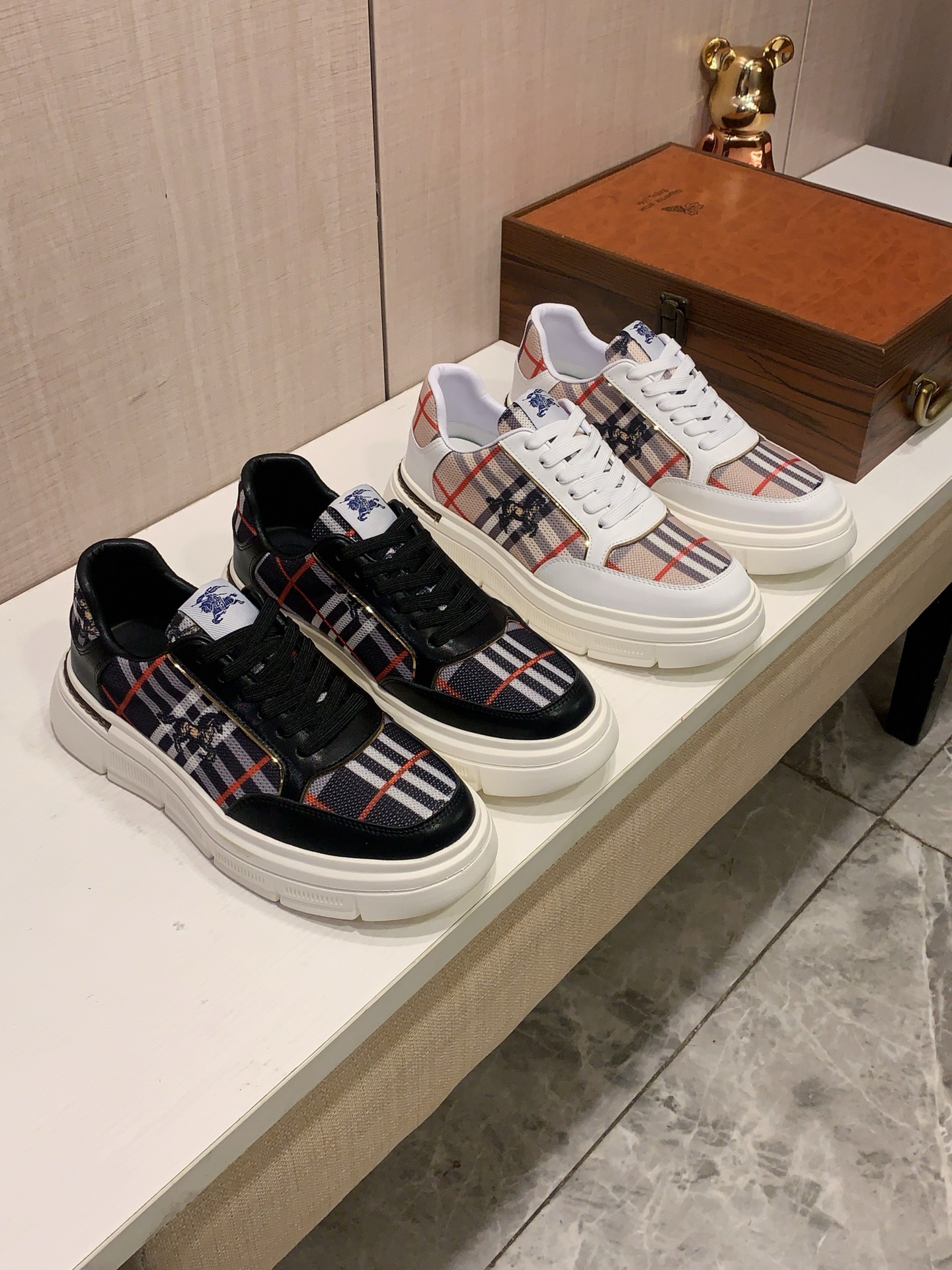 NO:828643,New style: :[Lightning][Lightning] 'Burberry*' The latest popular casual shoes, top brand [Seduce] luxury~purchasing agent, top~quality. [Strong] The upper is made of imported breathable cowhide with fabric material and breathable sheepskin feet () fine workmanship. The original stylish and stylish soft rubber wear-resistant and non-slip outsole is light and comfortable on the foot. The real thing looks better when photographed in person. 122: code: 38-44,2 colors selected,,burberry,cowhide,sheepskin19860909新款: :[闪电][闪电] 《 巴宝莉* 》 最新爆款休闲鞋,顶端品牌[勾引]奢侈～代购,顶级～质量.[强]鞋面選用进口透气牛皮搭配布料材质透气羊皮垫脚（）精细做工.原版个性时尚柔软橡膠耐磨防滑大底,上脚轻巧舒适,实物拍摄實物更好看,122:码: 38-44,2色入选,,burberry,cowhide,sheepskin,Men's shoes
