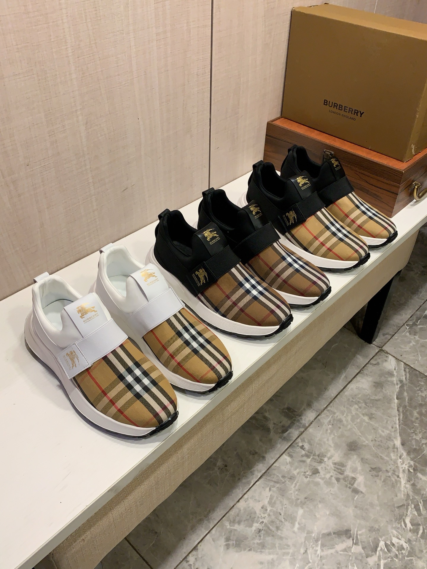 NO:830106,New style: :[Lightning][Lightning] 'Burberry*' The latest popular casual shoes, top brand [Seduce] luxury~purchase, top~quality. [Strong] The upper is made of imported breathable cowhide with fabric material and breathable sheepskin feet () fine workmanship. The original stylish and stylish soft rubber wear-resistant and non-slip outsole is light and comfortable on the foot, the real thing looks better when photographed, 010: code: 38-44, 3 colors selected,,burberry,cowhide,sheepskin19860909新款: :[闪电][闪电] 《 巴宝莉* 》 最新爆款休闲鞋,顶端品牌[勾引]奢侈～代购,顶级～质量.[强]鞋面選用进口透气牛皮搭配布料材质透气羊皮垫脚（）精细做工.原版个性时尚柔软橡膠耐磨防滑大底,上脚轻巧舒适,实物拍摄實物更好看,010:码: 38-44,3色入选,,burberry,cowhide,sheepskin,Men's shoes
