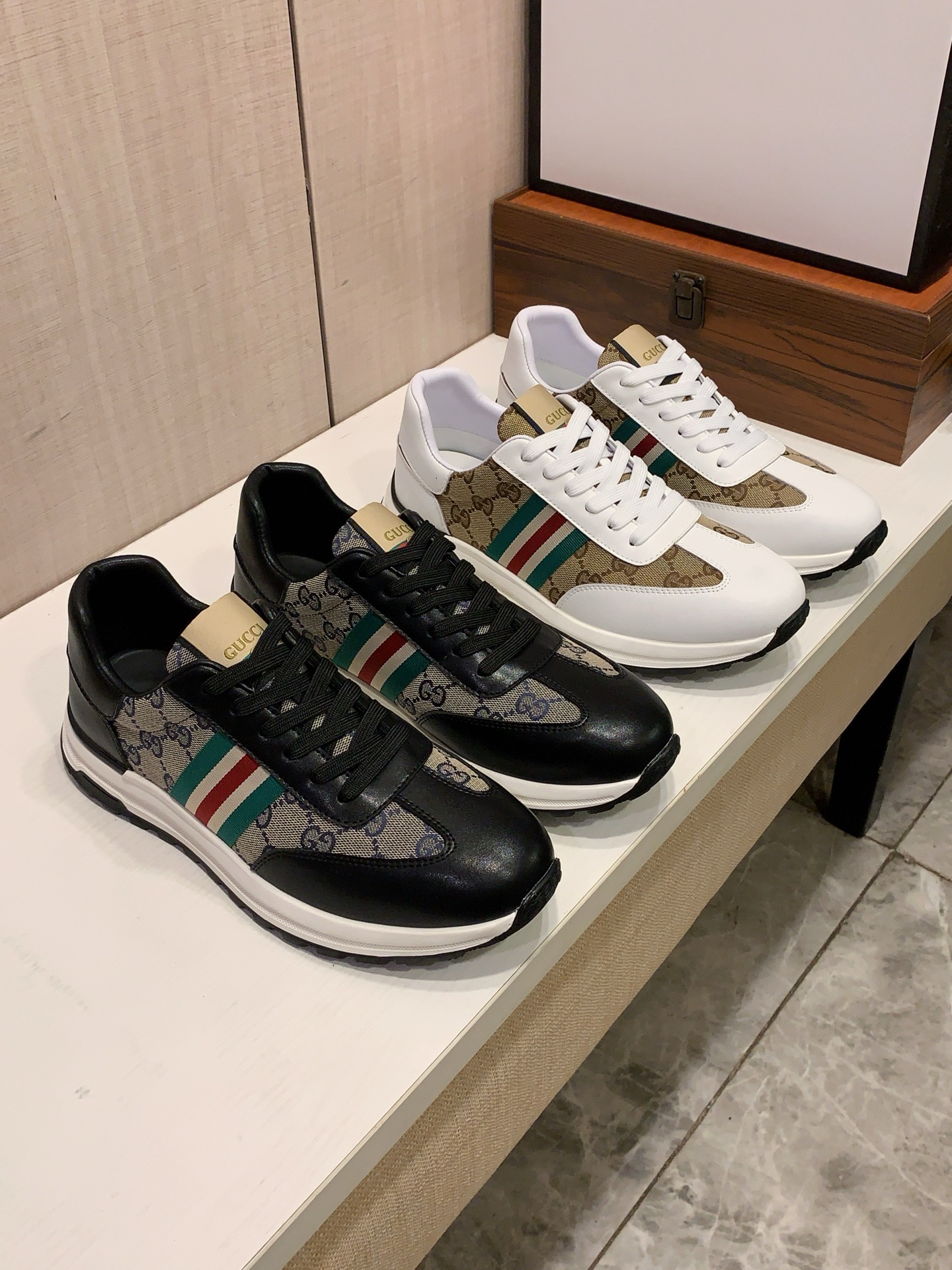 NO:956036,New style: :[Lightning][Lightning] 'GUCCI*' The latest popular casual shoes, top brand [Seduce] luxury~purchasing, top~quality. [Strong] The upper is made of imported breathable cowhide with fabric material and breathable sheepskin feet () fine workmanship. The original stylish and stylish soft rubber wear-resistant anti-slip outsole is light and comfortable on the foot, the real thing looks better when photographed in person, 122: code: 38-44,2 colors selected,,gucci,cowhide,sheepskin19860909新款: :[闪电][闪电] 《 古奇GUCCI* 》 最新爆款休闲鞋,顶端品牌[勾引]奢侈～代购,顶级～质量.[强]鞋面選用进口透气牛皮搭配布料材质透气羊皮垫脚（）精细做工.原版个性时尚柔软橡膠耐磨防滑大底,上脚轻巧舒适,实物拍摄實物更好看,122:码: 38-44,2色入选,,gucci,cowhide,sheepskin,Men's shoes