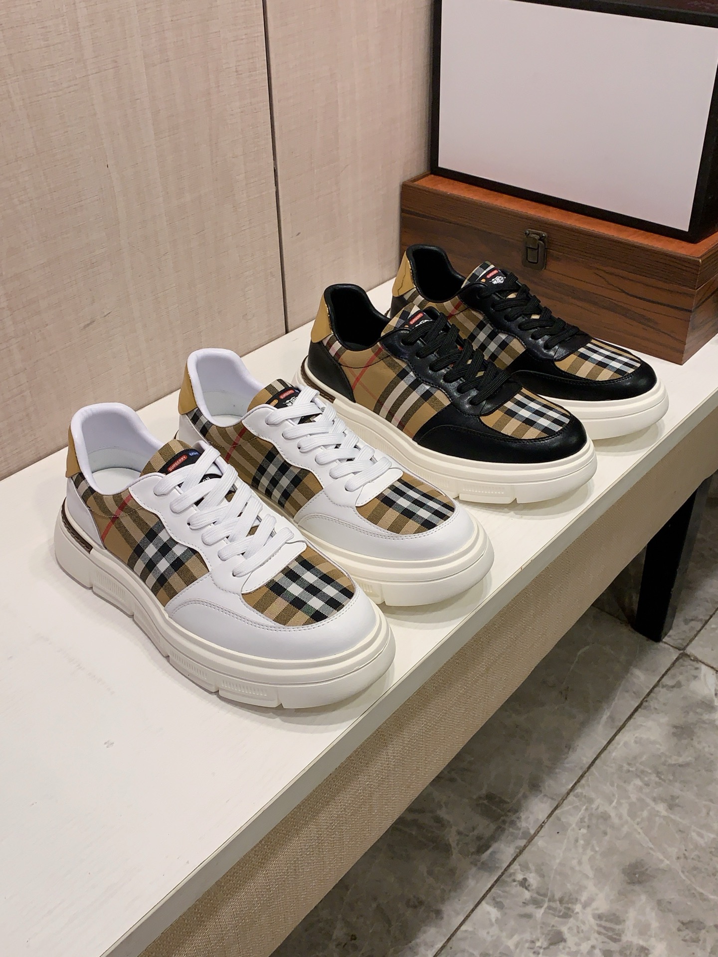 NO:956052,New style: :[Lightning][Lightning] 'Burberry*' The latest popular casual shoes, top brand [Seduce] luxury~purchasing agent, top~quality. [Strong] The upper is made of imported breathable cowhide with breathable sheepskin feet () and fine workmanship. The original stylish and stylish soft rubber wear-resistant and non-slip outsole is light and comfortable on the foot, and the real thing looks better when photographed in person. 122: code: 38-44,2 colors selected,,burberry,cowhide,sheepskin19860909新款: :[闪电][闪电] 《 巴宝莉* 》 最新爆款休闲鞋,顶端品牌[勾引]奢侈～代购,顶级～质量.[强]鞋面選用进口透气牛皮搭配材质透气羊皮垫脚（）精细做工.原版个性时尚柔软橡膠耐磨防滑大底,上脚轻巧舒适,实物拍摄實物更好看,122:码: 38-44,2色入选,,burberry,cowhide,sheepskin,Men's shoes