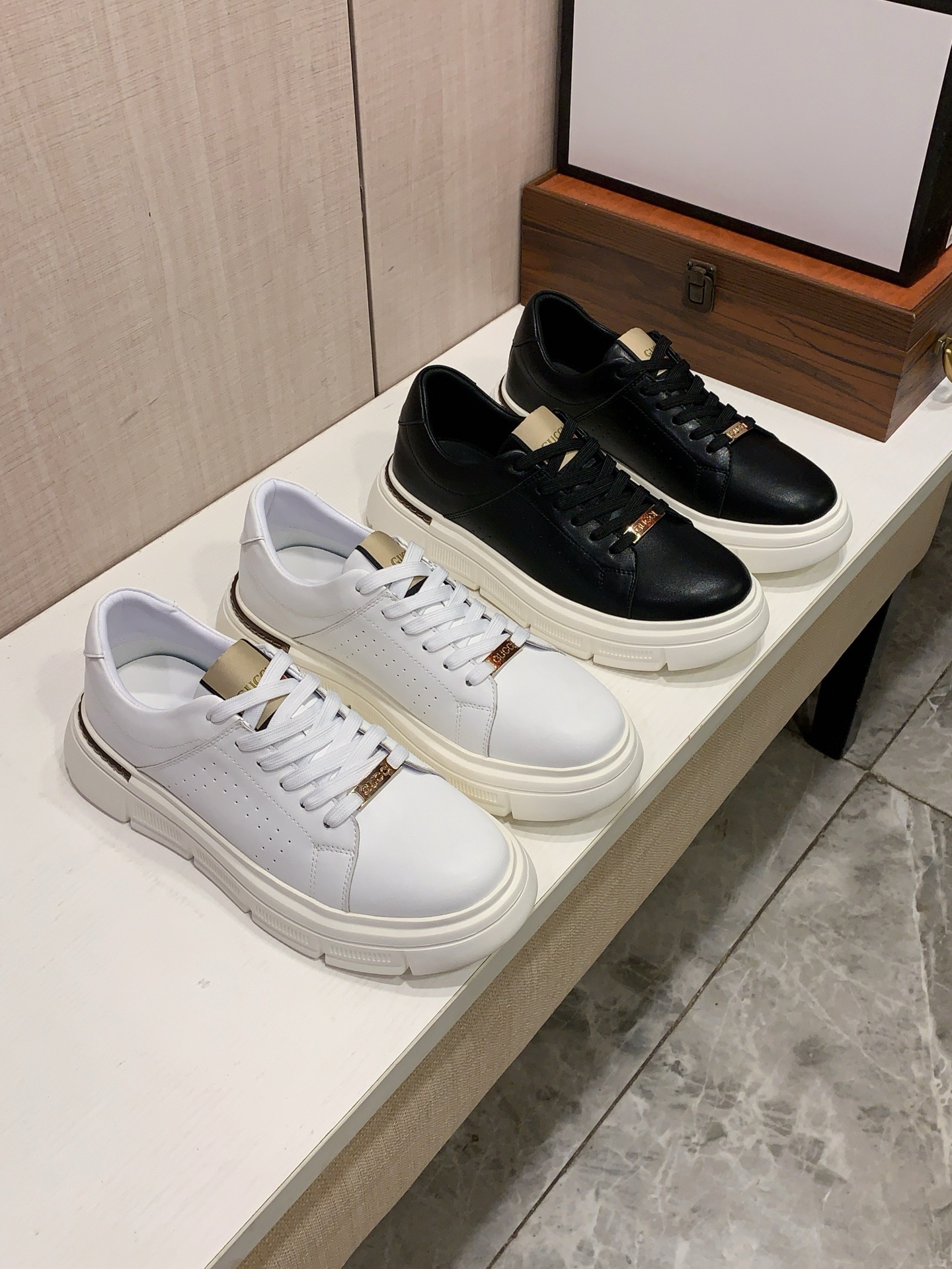 NO:956044,New style: :[Lightning][Lightning] 'GUCCI*' The latest popular casual shoes, top brand [Seduce] luxury~purchase, top~quality. [Strong] The upper is made of imported breathable cowhide with breathable sheepskin feet () and fine workmanship. The original stylish and stylish soft rubber wear-resistant and non-slip outsole is light and comfortable on the foot. The real thing looks better when photographed in person. 122: code: 38-44,2 colors selected,,gucci,cowhide,sheepskin19860909新款: :[闪电][闪电] 《 古奇GUCCI* 》 最新爆款休闲鞋,顶端品牌[勾引]奢侈～代购,顶级～质量.[强]鞋面選用进口透气牛皮搭配材质透气羊皮垫脚（）精细做工.原版个性时尚柔软橡膠耐磨防滑大底,上脚轻巧舒适,实物拍摄實物更好看,122:码: 38-44,2色入选,,gucci,cowhide,sheepskin,Men's shoes