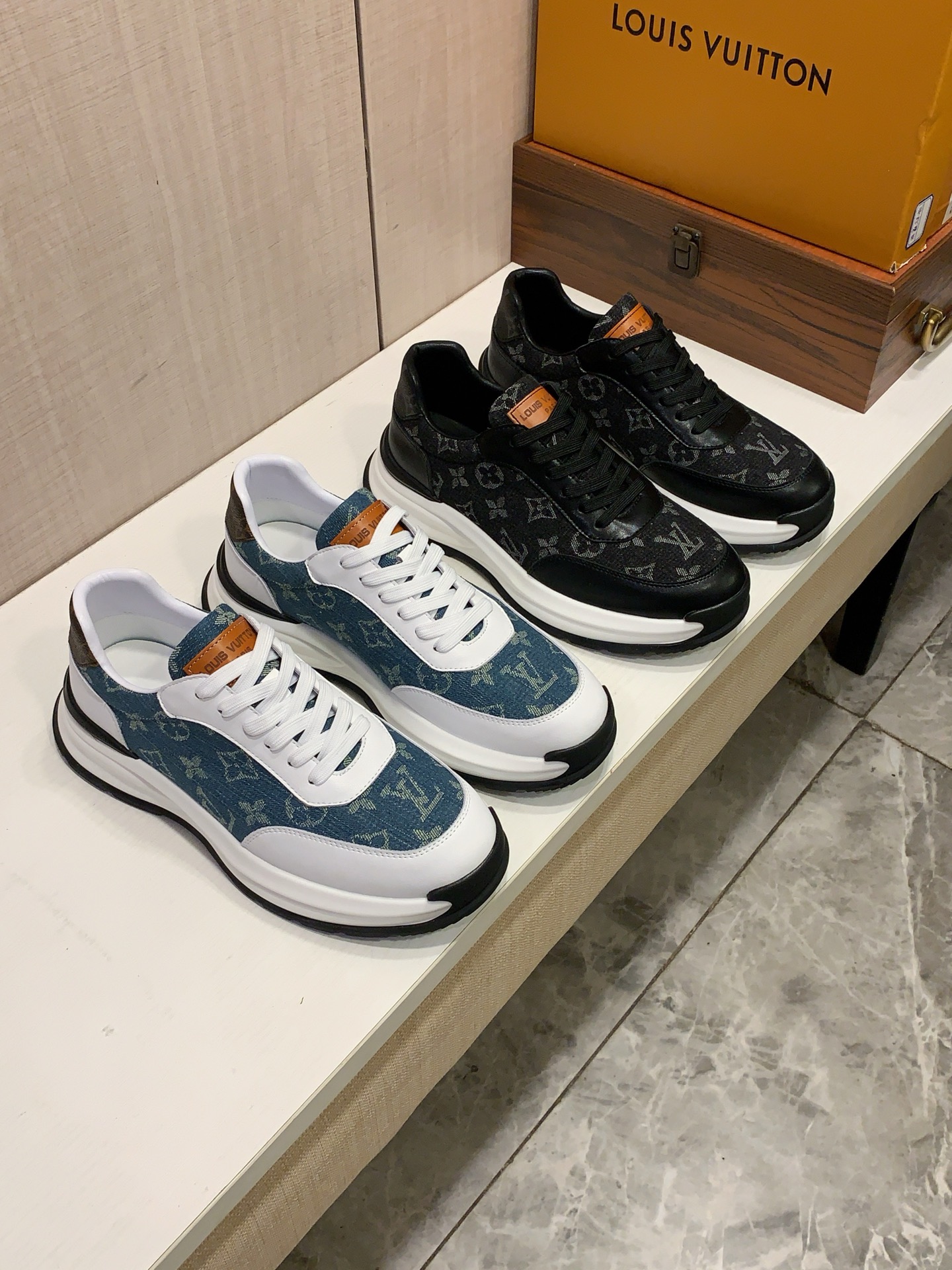 NO:832926,New style: :[Lightning][Lightning] 'Lv*' The latest popular casual sports shoes, top brand [Seduce] luxury~purchasing agent, top~quality. [Strong] The upper is made of imported breathable cowhide material, breathable sheepskin feet () and fine workmanship. The original stylish and stylish soft rubber wear-resistant and non-slip outsole is light and comfortable on the foot. The real thing looks better when photographed in person, 122: Code: 38-44, 2 colors selected, Louis vuitton,sneakers,cowhide,sheepskin19860909新款: :[闪电][闪电] 《 Lv* 》 最新爆款休闲运动鞋,顶端品牌[勾引]奢侈～代购,顶级～质量.[强]鞋面選用进口透气牛皮材质透气羊皮垫脚（）精细做工.原版个性时尚柔软橡膠耐磨防滑大底,上脚轻巧舒适,实物拍摄實物更好看,122:码: 38-44,2色入选,,louis vuitton,sneakers,cowhide,sheepskin,Men's shoes