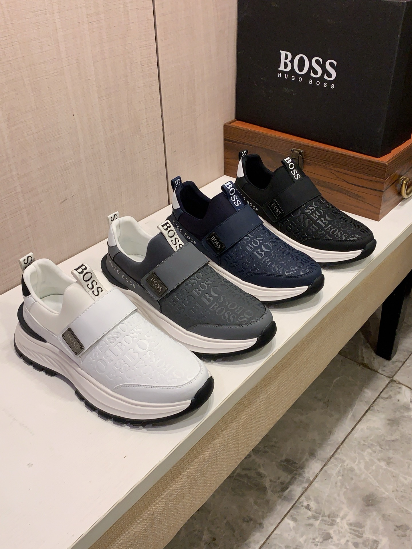 NO:832950,New style: :[Lightning][Lightning] 'Boss*' The latest popular casual sports shoes, top brand [Seduce] luxury~purchasing agent, top~quality. [Strong] The upper is made of imported breathable cowhide material and breathable sheepskin feet () and fine workmanship. The original stylish and stylish soft rubber wear-resistant and non-slip outsole is light and comfortable on the foot. The real thing looks better when photographed in person, 0099: code: 38-44,4 colors selected,,sneakers,cowhide,sheepskin19860909新款: :[闪电][闪电] 《 Boss* 》 最新爆款休闲运动鞋,顶端品牌[勾引]奢侈～代购,顶级～质量.[强]鞋面選用进口透气牛皮材质透气羊皮垫脚（）精细做工.原版个性时尚柔软橡膠耐磨防滑大底,上脚轻巧舒适,实物拍摄實物更好看,0099:码: 38-44,4色入选,,sneakers,cowhide,sheepskin,Men's shoes