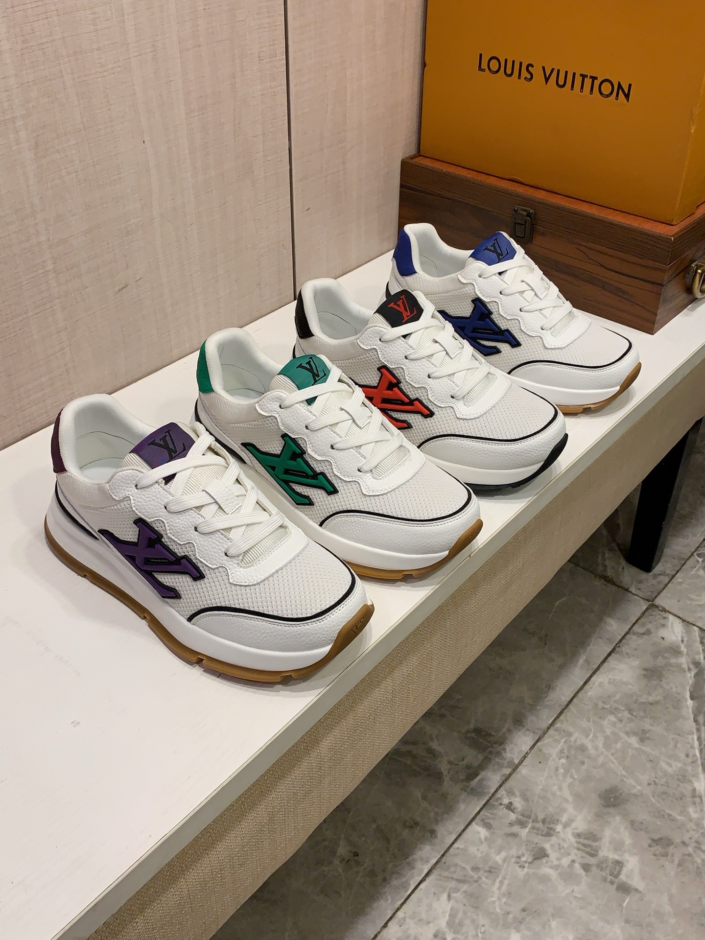 NO:832956,New style: :[Lightning][Lightning] 'Lv*' The latest popular casual sports shoes, top brand [Seduce] luxury~purchase, top~quality. [Strong] The upper is made of imported breathable cowhide material, breathable sheepskin feet () and fine workmanship. The original stylish and stylish soft rubber wear-resistant and non-slip outsole is light and comfortable on the foot, and the real thing looks better when photographed in person. 413: Code: 38-44, 5 colors selected, Louis vuitton,sneakers,cowhide,sheepskin19860909新款: :[闪电][闪电] 《 Lv* 》 最新爆款休闲运动鞋,顶端品牌[勾引]奢侈～代购,顶级～质量.[强]鞋面選用进口透气牛皮材质透气羊皮垫脚（）精细做工.原版个性时尚柔软橡膠耐磨防滑大底,上脚轻巧舒适,实物拍摄實物更好看,413:码: 38-44,5色入选,,louis vuitton,sneakers,cowhide,sheepskin,Men's shoes