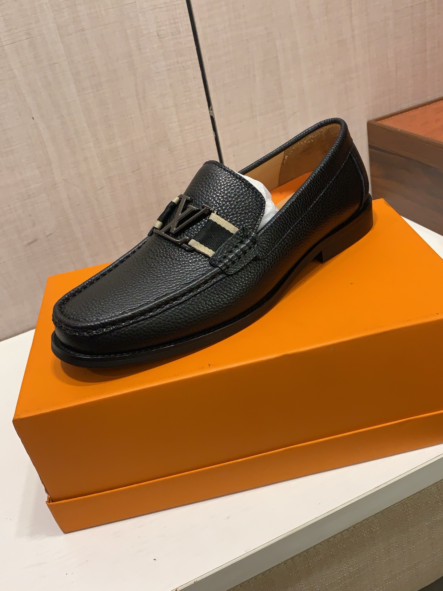 NO:851447,New leather shoes: :[Lightning][Lightning] 'Lv*' The latest popular casual business leather shoes, top brand [Seduce] luxury ~ purchasing, top quality. [Strong] The upper is made of imported breathable cowhide material, breathable cowhide feet () and fine workmanship. The original stylish and stylish soft rubber wear-resistant and non-slip outsole is light and comfortable on the foot, and the real thing looks better when photographed. 309: Code: 38-44, can be ordered at 45.46, Louis vuitton,cowhide19860909皮鞋新款: :[闪电][闪电] 《 Lv* 》 最新爆款休闲商务皮鞋,顶端品牌[勾引]奢侈～代购,顶级～质量.[强]鞋面選用进口透气牛皮材质透气牛皮垫脚（）精细做工.原版个性时尚柔软橡膠耐磨防滑大底,上脚轻巧舒适,实物拍摄實物更好看,309:码: 38-44,可订45.46,,louis vuitton,cowhide,Men's shoes