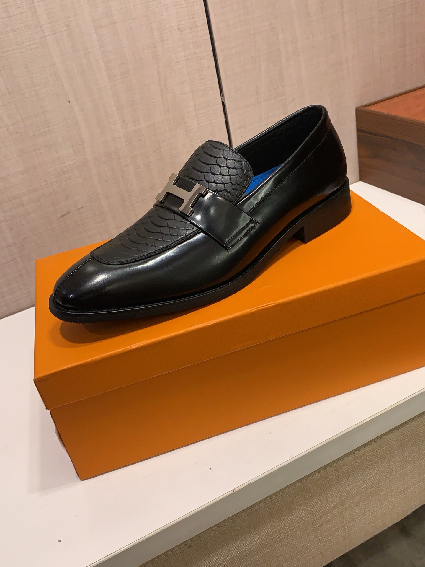 NO:851458,New leather shoes: :[Lightning][Lightning] 'Hermès*' The latest popular casual business leather shoes, top brand [Seduce] luxury~purchase, top~quality. [Strong] The upper is made of imported breathable cowhide material and breathable cowhide foot pads () and fine workmanship. The original stylish and stylish soft rubber wear-resistant and non-slip outsole is light and comfortable on the foot. The real thing looks better when photographed in person. 309: code: 38-44, can be ordered 45.46,, hermes, cowhide19860909皮鞋新款: :[闪电][闪电] 《 爱马仕* 》 最新爆款休闲商务皮鞋,顶端品牌[勾引]奢侈～代购,顶级～质量.[强]鞋面選用进口透气牛皮材质透气牛皮垫脚（）精细做工.原版个性时尚柔软橡膠耐磨防滑大底,上脚轻巧舒适,实物拍摄實物更好看,309:码: 38-44,可订45.46,,hermes,cowhide,Men's shoes