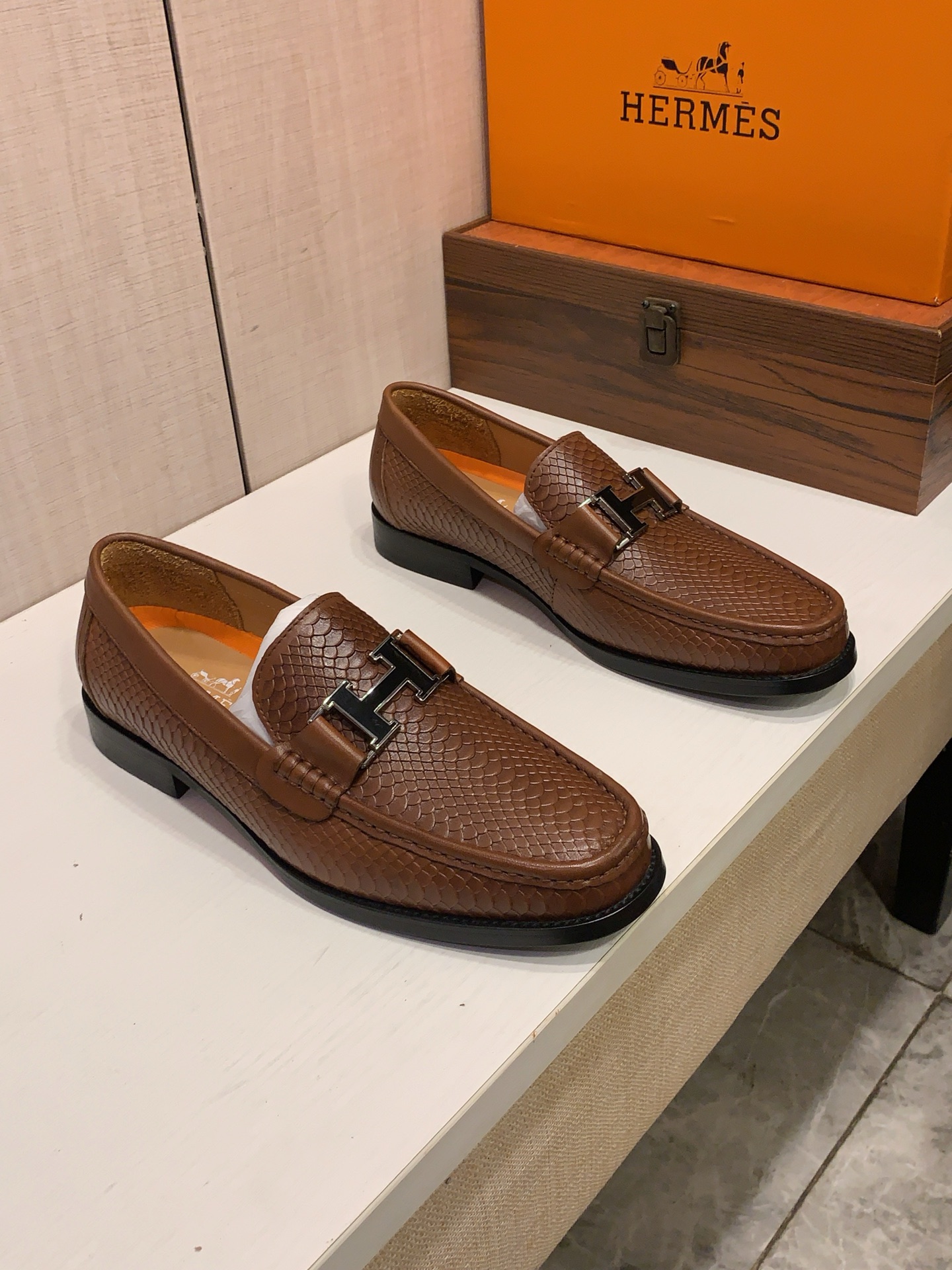 NO:851469,New leather shoes: :[Lightning][Lightning] 'Hermès*' The latest popular casual business leather shoes, top brand [Seduce] luxury~purchase, top~quality. [Strong] The upper is made of imported breathable cowhide material and breathable cowhide foot pads () and fine workmanship. The original stylish and stylish soft rubber wear-resistant and non-slip outsole is light and comfortable on the foot. The real thing looks better when photographed in person. 309: code: 38-44, can be ordered 45.46. Three colors available, hermes, cowhide19860909皮鞋新款: :[闪电][闪电] 《 爱马仕* 》 最新爆款休闲商务皮鞋,顶端品牌[勾引]奢侈～代购,顶级～质量.[强]鞋面選用进口透气牛皮材质透气牛皮垫脚（）精细做工.原版个性时尚柔软橡膠耐磨防滑大底,上脚轻巧舒适,实物拍摄實物更好看,309:码: 38-44,可订45.46.三色可选,,hermes,cowhide,Men's shoes