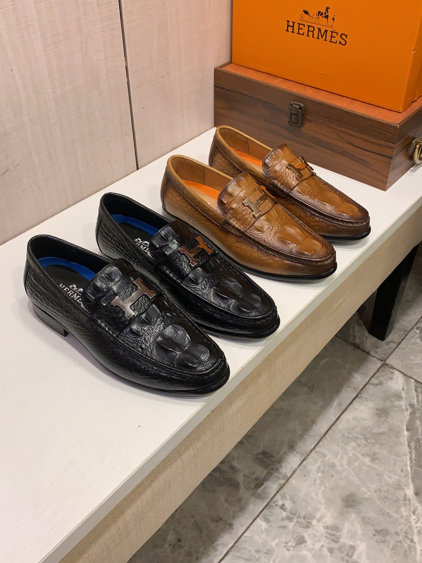 NO:851479,New leather shoes: :[Lightning][Lightning] 'Hermès*' The latest popular casual business leather shoes, top brand [Seduce] luxury~purchase, top~quality. [Strong] The upper is made of imported breathable cowhide material and breathable cowhide foot pads () and fine workmanship. The original stylish and stylish soft rubber wear-resistant and non-slip outsole is light and comfortable on the foot. The real thing looks better when photographed in person. 309: code: 38-44, can be ordered 45.46.2 colors optional, hermes, cowhide19860909皮鞋新款: :[闪电][闪电] 《 爱马仕* 》 最新爆款休闲商务皮鞋,顶端品牌[勾引]奢侈～代购,顶级～质量.[强]鞋面選用进口透气牛皮材质透气牛皮垫脚（）精细做工.原版个性时尚柔软橡膠耐磨防滑大底,上脚轻巧舒适,实物拍摄實物更好看,309:码: 38-44,可订45.46.2色可选,,hermes,cowhide,Men's shoes