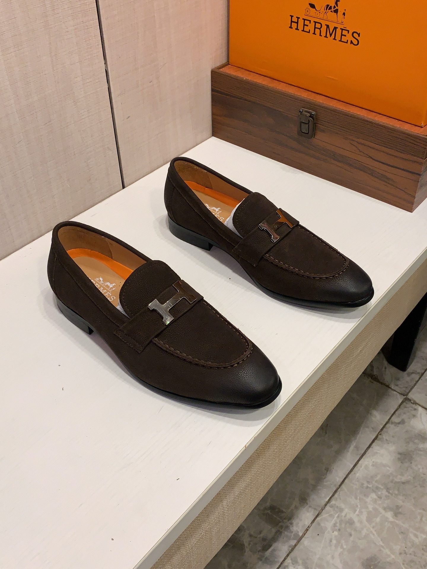 NO:851392,New leather shoes: :[Lightning][Lightning] 'Hermès*' The latest popular casual business leather shoes, top brand [Seduce] luxury~purchase, top~quality. [Strong] The upper is made of imported breathable cowhide material and breathable cowhide foot pads () and fine workmanship. The original stylish and stylish soft rubber wear-resistant and non-slip outsole is light and comfortable on the foot. The real thing looks better when photographed in person. 309: code: 38-44, can be ordered 45.46. Three colors available, hermes, cowhide19860909皮鞋新款: :[闪电][闪电] 《 爱马仕* 》 最新爆款休闲商务皮鞋,顶端品牌[勾引]奢侈～代购,顶级～质量.[强]鞋面選用进口透气牛皮材质透气牛皮垫脚（）精细做工.原版个性时尚柔软橡膠耐磨防滑大底,上脚轻巧舒适,实物拍摄實物更好看,309:码: 38-44,可订45.46.三色可选,,hermes,cowhide,Men's shoes
