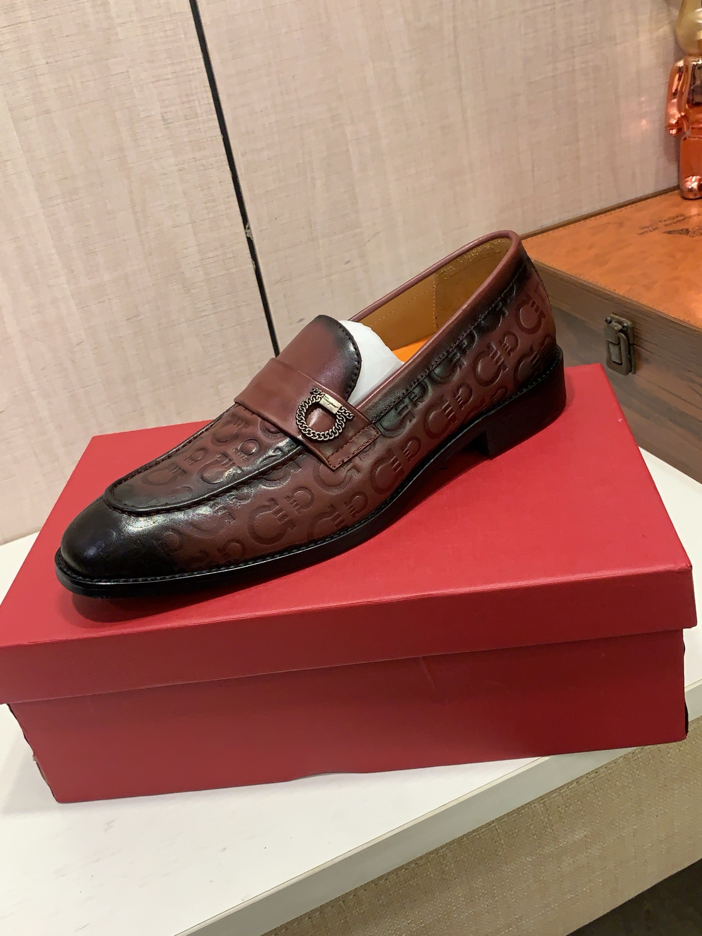 NO:834013,New leather shoes: :[Lightning][Lightning] 'Ferragamo*' The latest popular casual business leather shoes, top brand [Seduce] luxury~purchase, top~quality. [Strong] The upper is made of imported breathable cowhide material and breathable cowhide foot pads () and fine workmanship. The original stylish and stylish soft rubber wear-resistant and non-slip outsole is light and comfortable on the foot. The real thing looks better when photographed in person. 309: code: 38-44, can be ordered 45.46.2 colors optional, ferragamo, cowhide19860909皮鞋新款: :[闪电][闪电] 《 菲拉格慕* 》 最新爆款休闲商务皮鞋,顶端品牌[勾引]奢侈～代购,顶级～质量.[强]鞋面選用进口透气牛皮材质透气牛皮垫脚（）精细做工.原版个性时尚柔软橡膠耐磨防滑大底,上脚轻巧舒适,实物拍摄實物更好看,309:码: 38-44,可订45.46.2色可选,,ferragamo,cowhide,Men's shoes