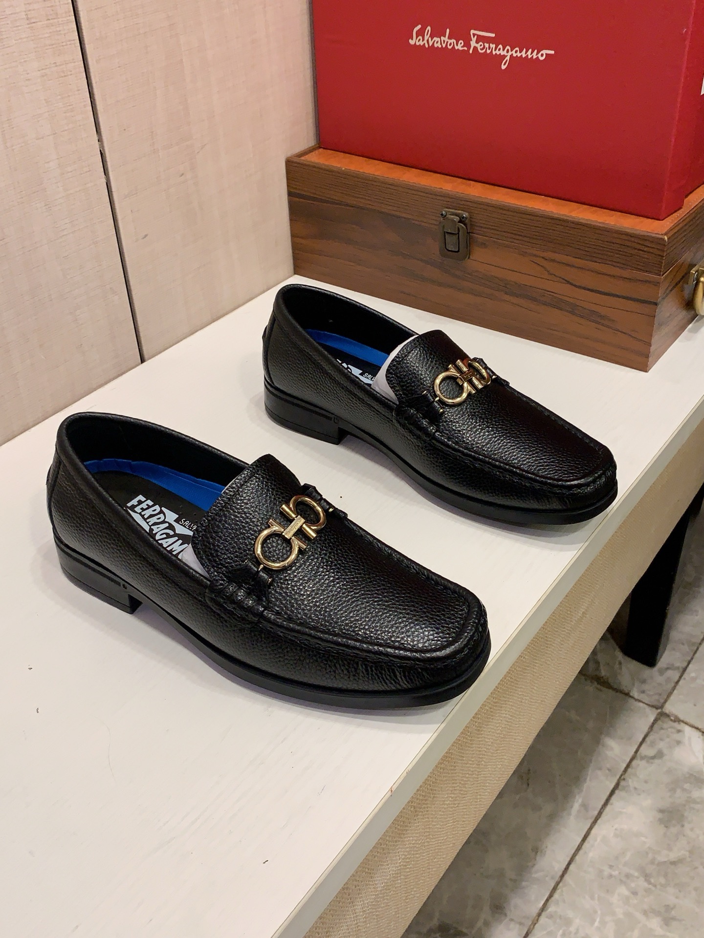 NO:834022,New leather shoes: :[Lightning][Lightning] 'Ferragamo*' The latest popular casual business leather shoes, top brand [Seduce] luxury~purchase, top~quality. [Strong] The upper is made of imported breathable cowhide material and breathable cowhide foot pads () and fine workmanship. The original stylish and stylish soft rubber wear-resistant and non-slip outsole is light and comfortable on the foot. The real thing looks better when photographed in person. 309: code: 38-44, can order 45.46.,,ferragamo,cowhide19860909皮鞋新款: :[闪电][闪电] 《 菲拉格慕* 》 最新爆款休闲商务皮鞋,顶端品牌[勾引]奢侈～代购,顶级～质量.[强]鞋面選用进口透气牛皮材质透气牛皮垫脚（）精细做工.原版个性时尚柔软橡膠耐磨防滑大底,上脚轻巧舒适,实物拍摄實物更好看,309:码: 38-44,可订45.46.,,ferragamo,cowhide,Men's shoes