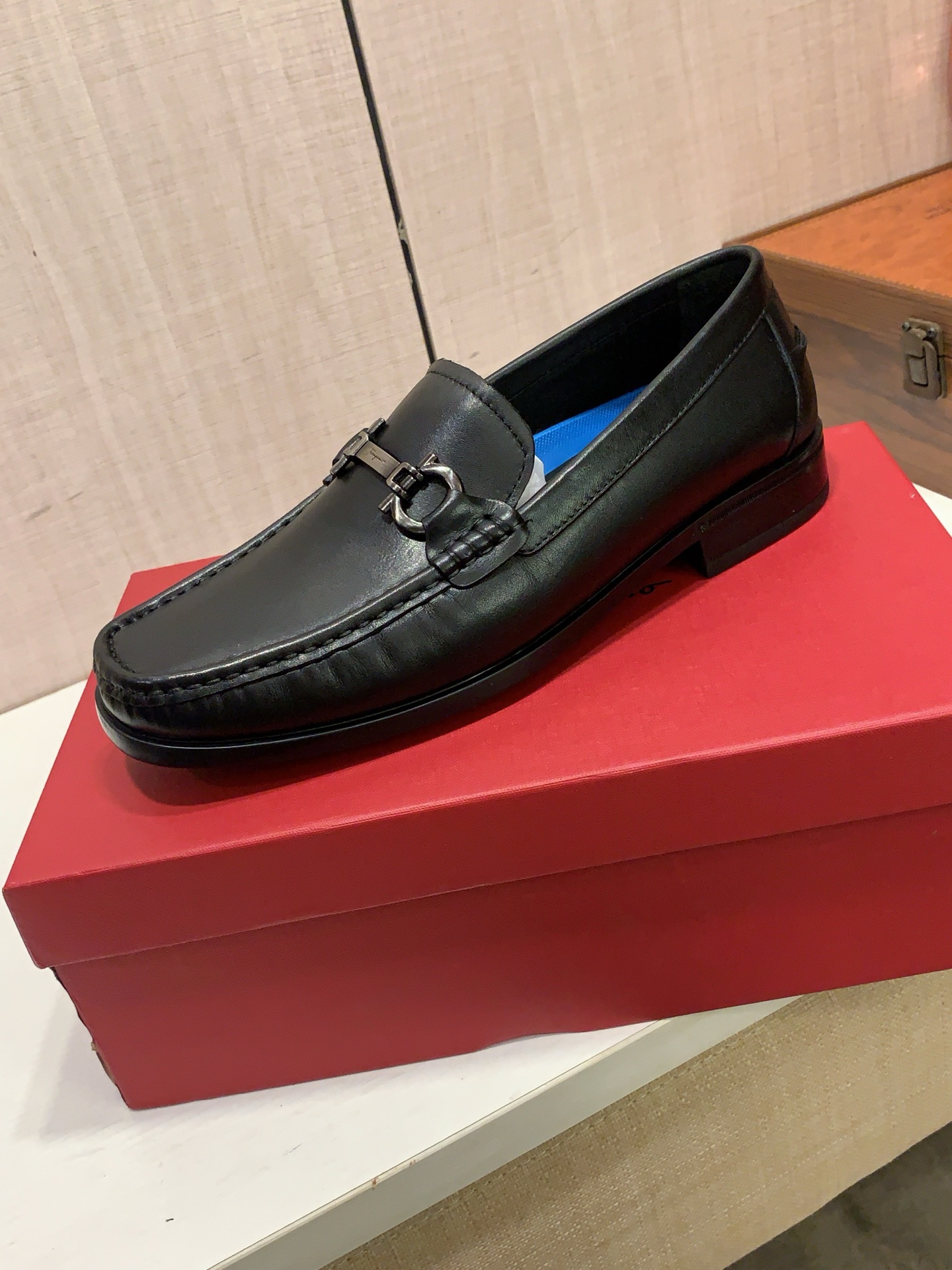 NO:834031,New leather shoes: :[Lightning][Lightning] 'Ferragamo*' The latest popular casual business leather shoes, top brand [Seduce] luxury~purchase, top~quality. [Strong] The upper is made of imported breathable cowhide material and breathable cowhide foot pads () and fine workmanship. The original stylish and stylish soft rubber wear-resistant and non-slip outsole is light and comfortable on the foot. The real thing looks better when photographed in person. 309: code: 38-44, can be ordered 45.46.2 colors optional, ferragamo, cowhide19860909皮鞋新款: :[闪电][闪电] 《 菲拉格慕* 》 最新爆款休闲商务皮鞋,顶端品牌[勾引]奢侈～代购,顶级～质量.[强]鞋面選用进口透气牛皮材质透气牛皮垫脚（）精细做工.原版个性时尚柔软橡膠耐磨防滑大底,上脚轻巧舒适,实物拍摄實物更好看,309:码: 38-44,可订45.46.2色可选,,ferragamo,cowhide,Men's shoes