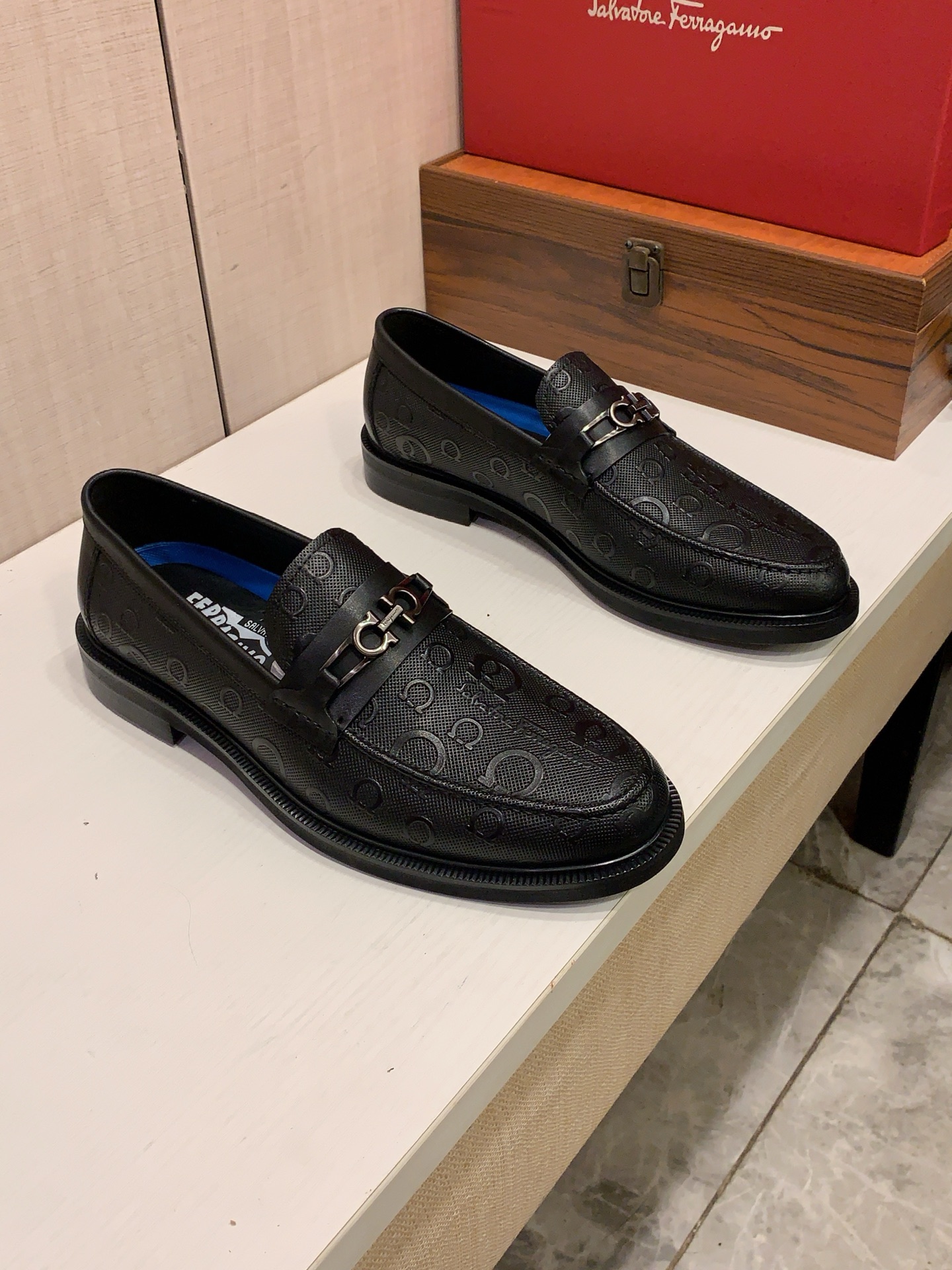 NO:851401,New leather shoes: :[Lightning][Lightning] 'Ferragamo*' The latest popular casual business leather shoes, top brand [Seduce] luxury~purchase, top~quality. [Strong] The upper is made of imported breathable cowhide material and breathable cowhide foot pads () and fine workmanship. The original stylish and stylish soft rubber wear-resistant and non-slip outsole is light and comfortable on the foot. The real thing looks better when photographed in person. 309: code: 38-44, can order 45.46.,,ferragamo,cowhide19860909皮鞋新款: :[闪电][闪电] 《 菲拉格慕* 》 最新爆款休闲商务皮鞋,顶端品牌[勾引]奢侈～代购,顶级～质量.[强]鞋面選用进口透气牛皮材质透气牛皮垫脚（）精细做工.原版个性时尚柔软橡膠耐磨防滑大底,上脚轻巧舒适,实物拍摄實物更好看,309:码: 38-44,可订45.46.,,ferragamo,cowhide,Men's shoes